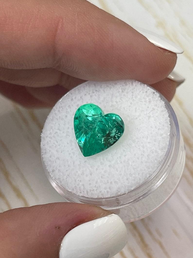 Pierre : Émeraude
Poids : 4,18 carats
Forme : Coupe en cœur
Clarté : Transparent
Lustre : Très bon
Couleur : Vert moyen
Dimensions : 10,28 mm x 10,50 mm x 8,06 mm
Origine géographique : Colombie
Traitement : Naturel, huilé

Commentaires : En raison
