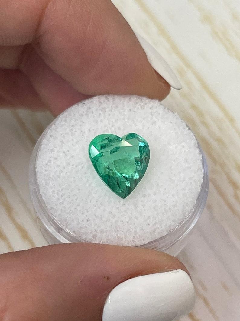 Moderne Émeraude colombienne de 4.18 carats taillée en cœur  Greene & Greene Greene 10x10 pierres en vrac en vente