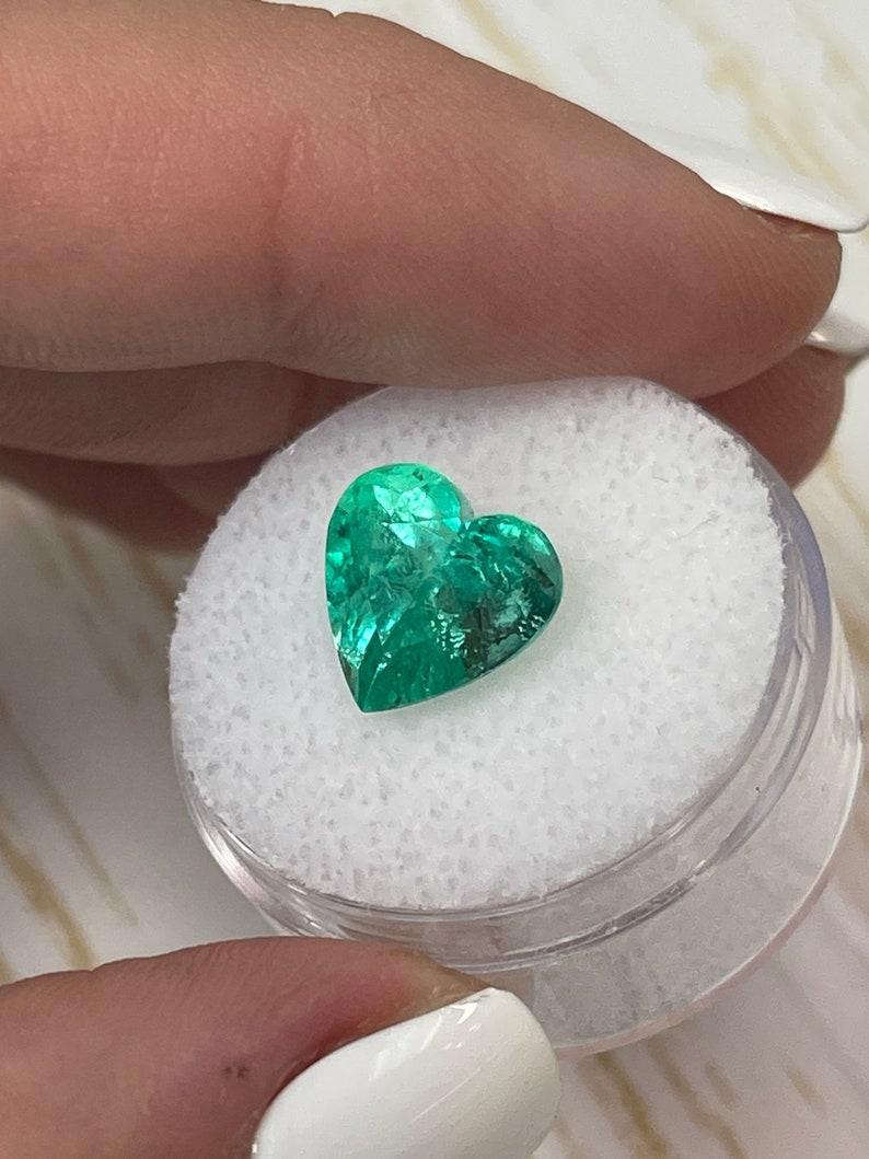 Taille émeraude Émeraude colombienne de 4.18 carats taillée en cœur  Greene & Greene Greene 10x10 pierres en vrac en vente