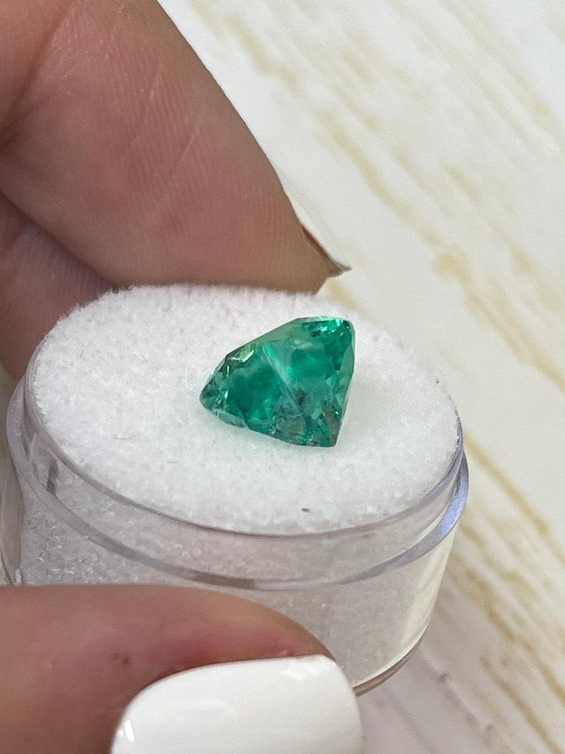 Émeraude colombienne de 4.18 carats taillée en cœur  Greene & Greene Greene 10x10 pierres en vrac Neuf - En vente à Jupiter, FL