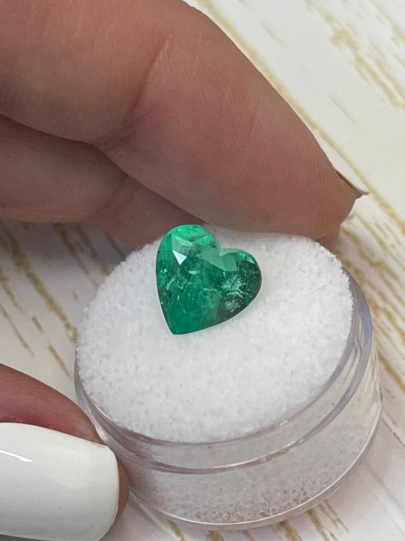 Émeraude colombienne de 4.18 carats taillée en cœur  Greene & Greene Greene 10x10 pierres en vrac en vente 1