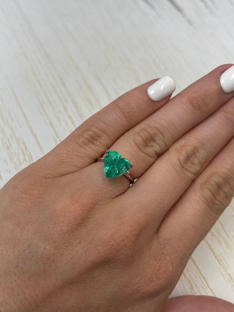 Émeraude colombienne de 4.18 carats taillée en cœur  Greene & Greene Greene 10x10 pierres en vrac en vente 2