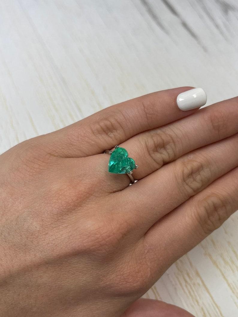 Émeraude colombienne de 4.18 carats taillée en cœur  Greene & Greene Greene 10x10 pierres en vrac en vente 3