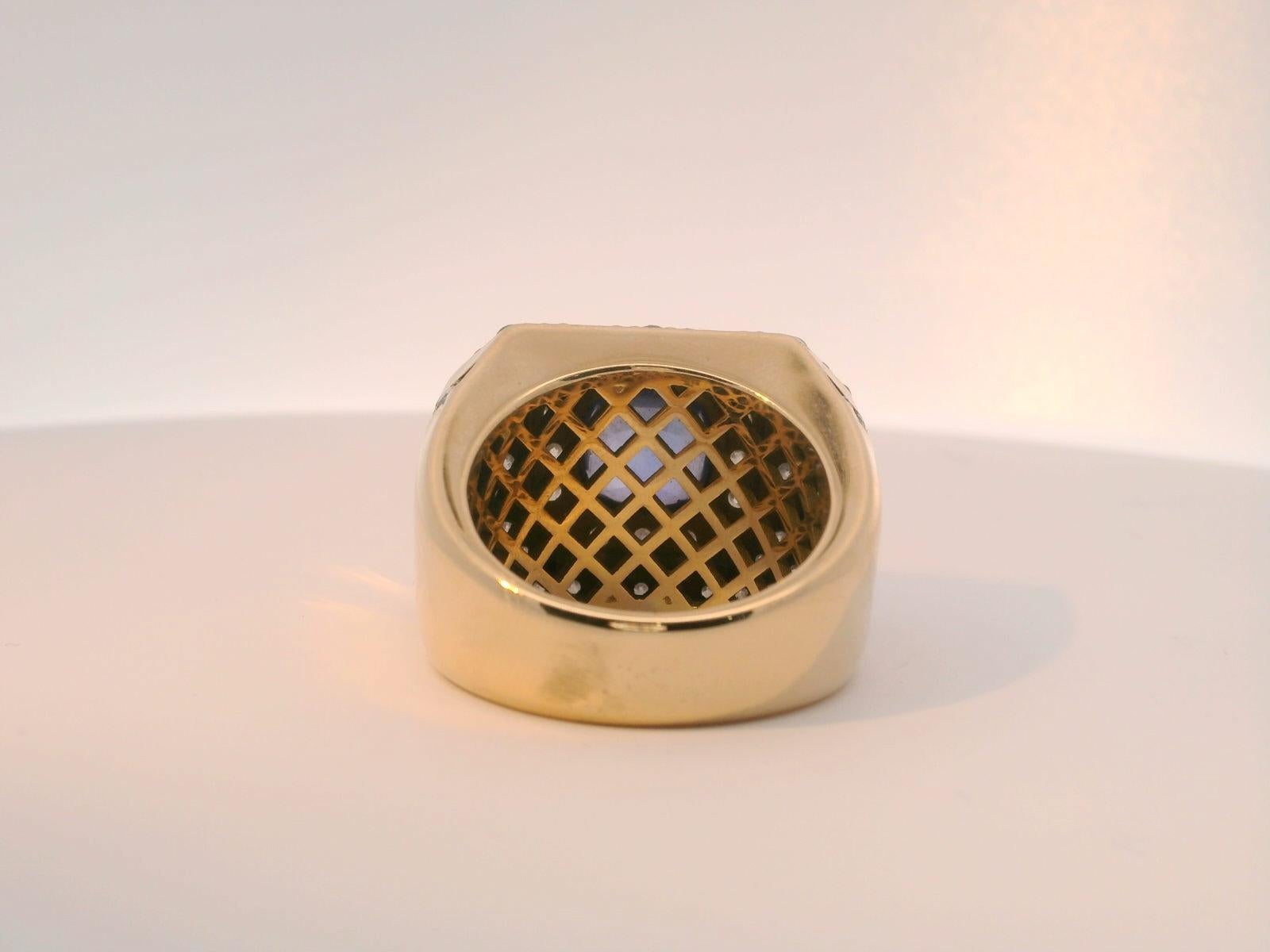 Ein atemberaubender Ring aus 14 Karat Gelbgold, der mit einem natürlichen Ceylon-Saphir von 4,18 Karat besetzt ist. Es hat eine schöne königsblaue Farbe, die das Licht reflektiert.  Geeignet für alle, die königliche Eleganz schätzen.