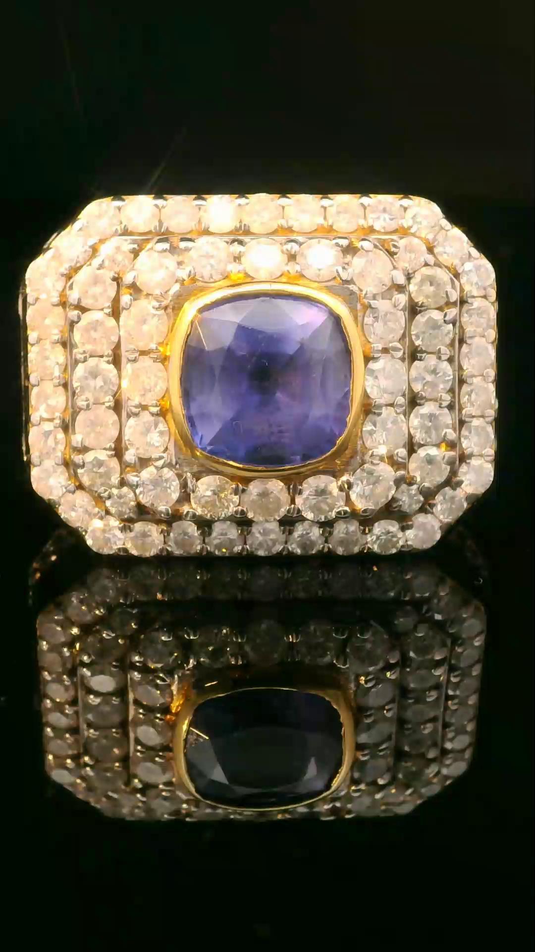 Cluster-Ring mit 4,18 Karat natürlichem Ceylon-Saphir und Diamant (Kissenschliff) im Angebot