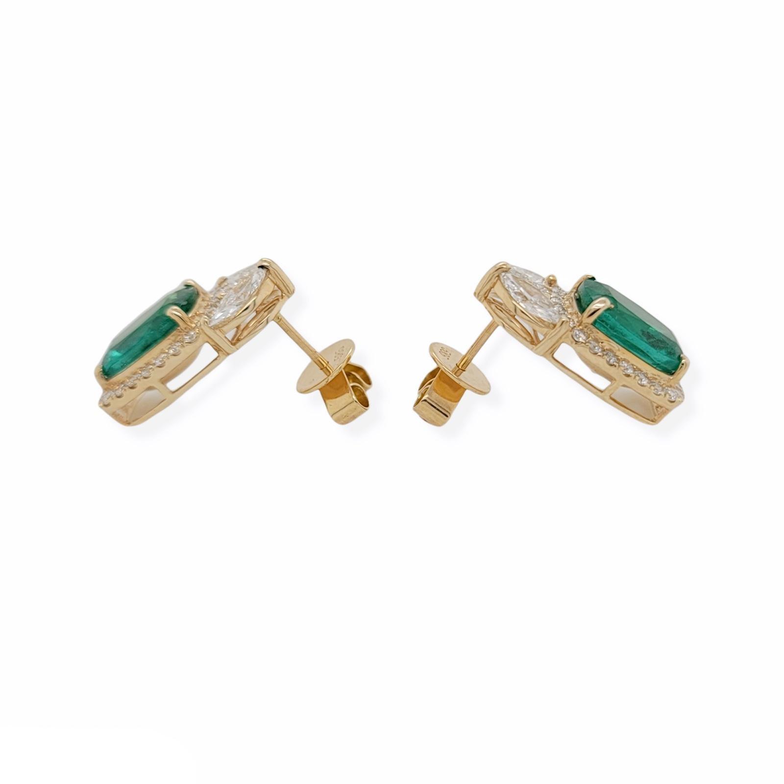 Round Cut 4.18 CT Natural Emerald 1.44 CT Diamonds 14K Yellow Gold Stud Earrings For Sale