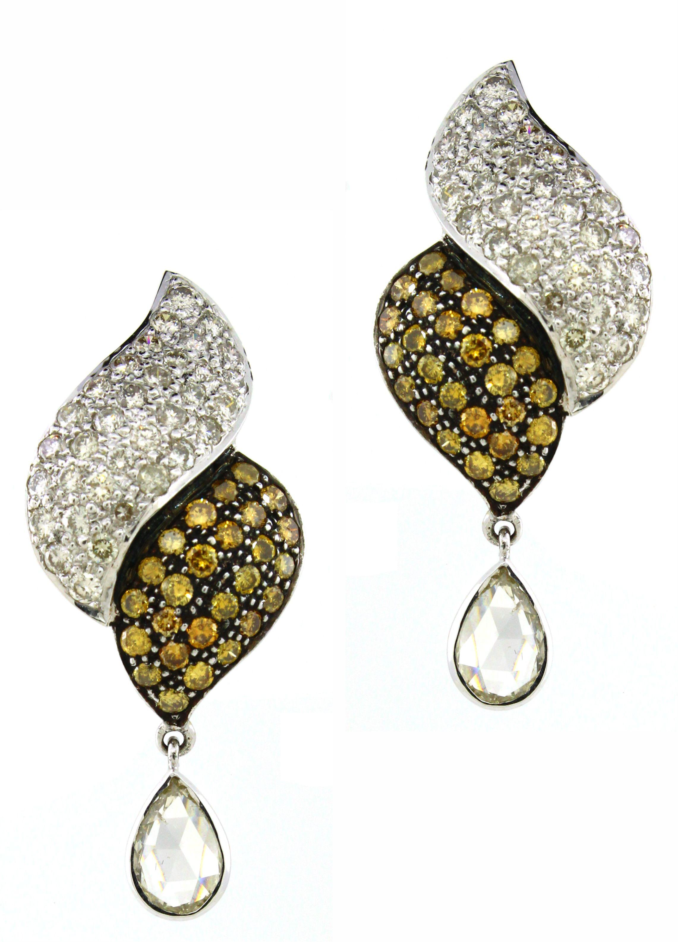 Moderno 4.18 cts of Mixed color Diamond Pear Drop Pendant Set in vendita