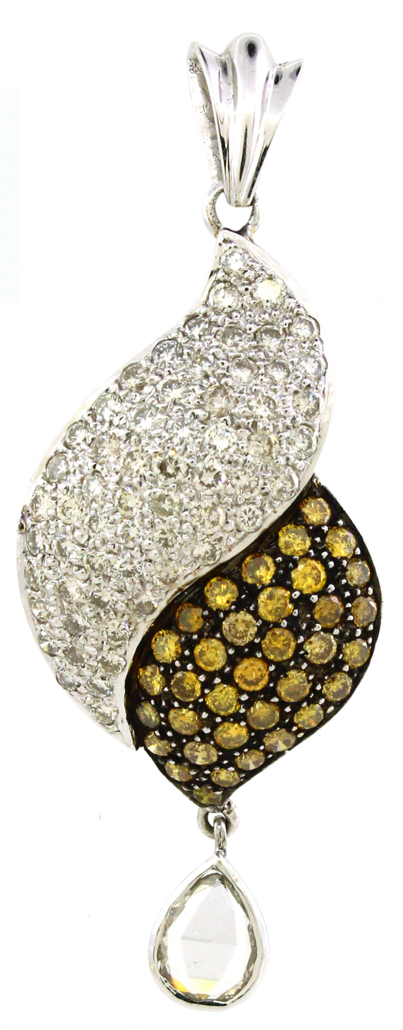 Taglio a goccia 4.18 cts of Mixed color Diamond Pear Drop Pendant Set in vendita