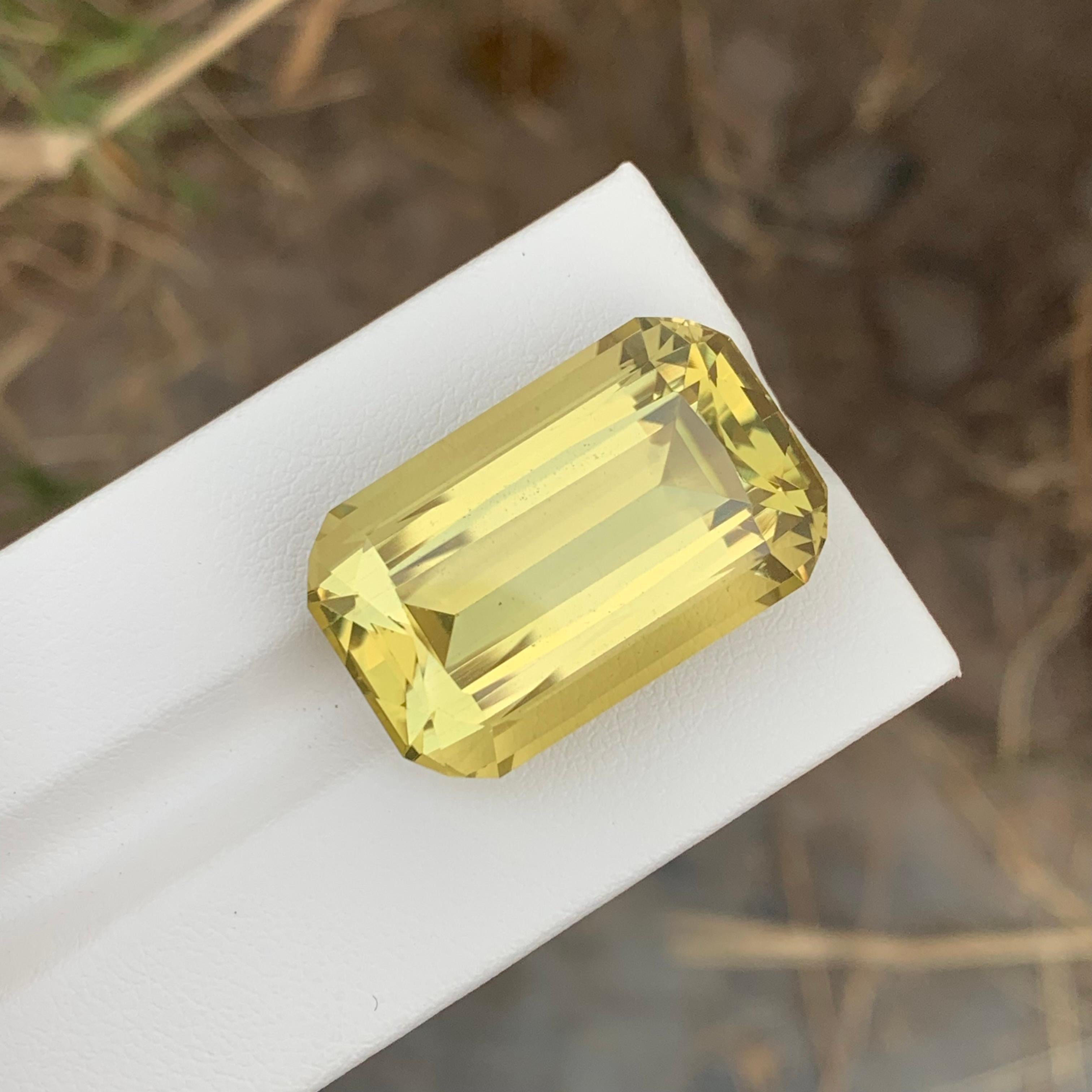 Taille émeraude citrine naturelle non sertie en forme d'émeraude de 41,85 carats pour collier  en vente