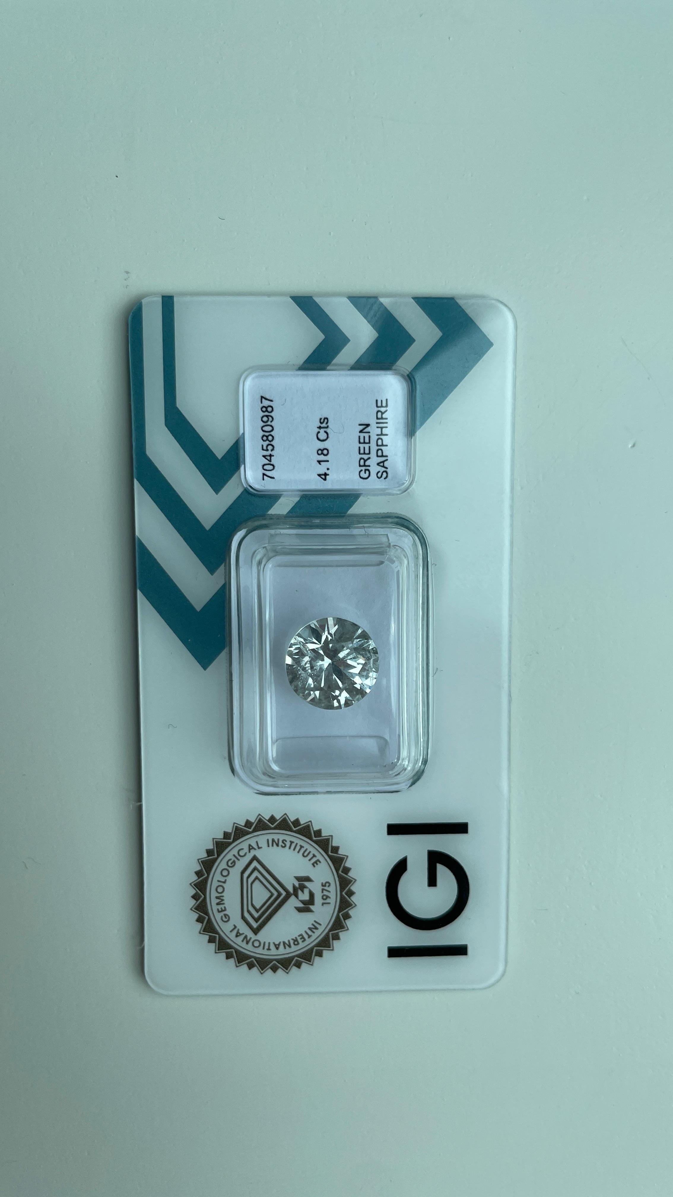 Offenlegung: Dem Laborbericht zufolge ist dieser Stein als grüner Saphir klassifiziert. Nach Ansicht des Verkäufers ist die vorherrschende Körperfarbe jedoch eher weiß oder farblos. Edelsteinlabors folgen ihren eigenen Klassifizierungsstandards und