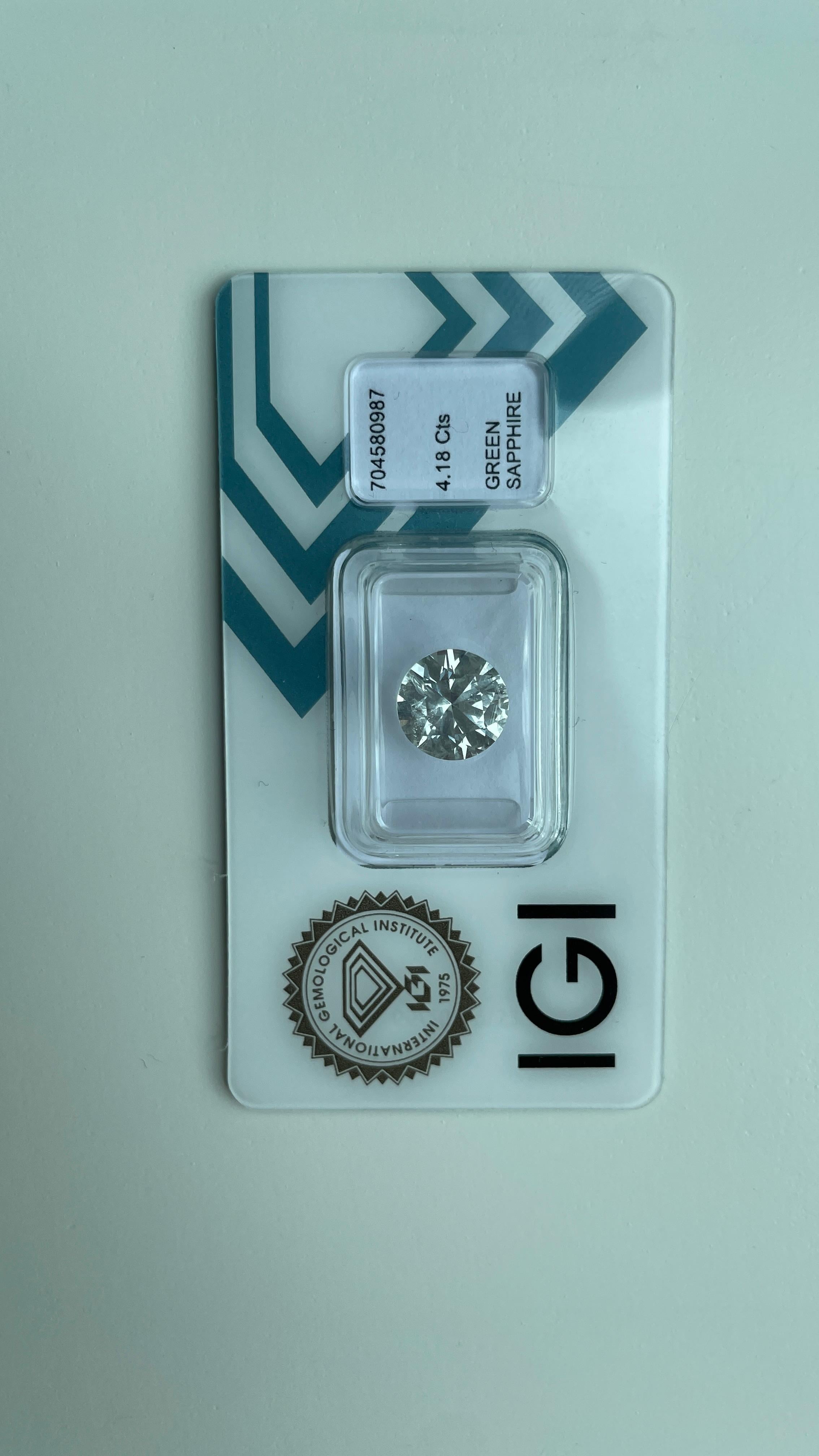 4,18 Karat Natürlicher Unerhitzter Saphir (9,52-9,62x6,39 mm)- IGI zertifiziert (Art déco) im Angebot