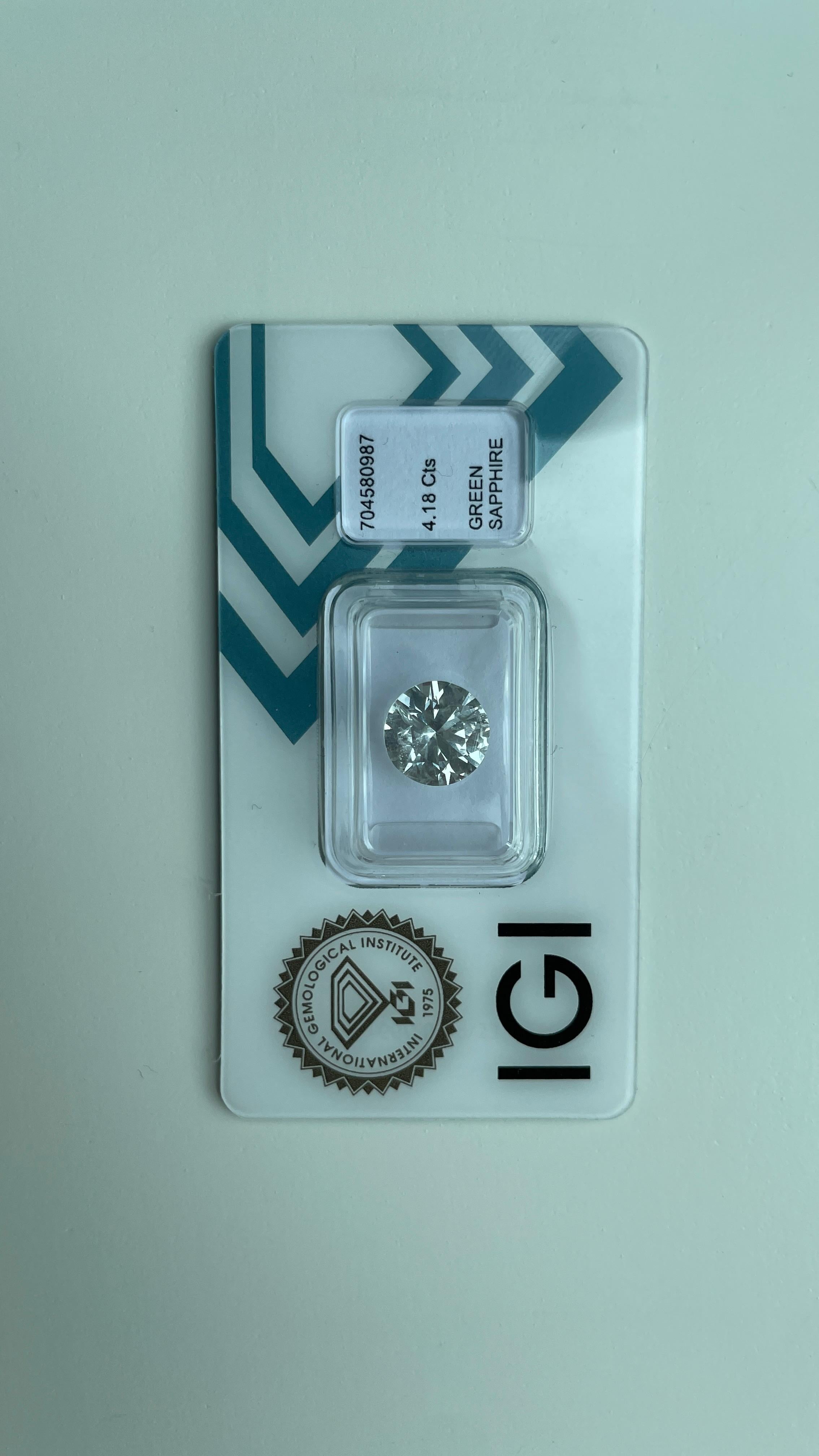 4,18 Karat Natürlicher Unerhitzter Saphir (9,52-9,62x6,39 mm)- IGI zertifiziert im Zustand „Neu“ im Angebot in Singapore, SG