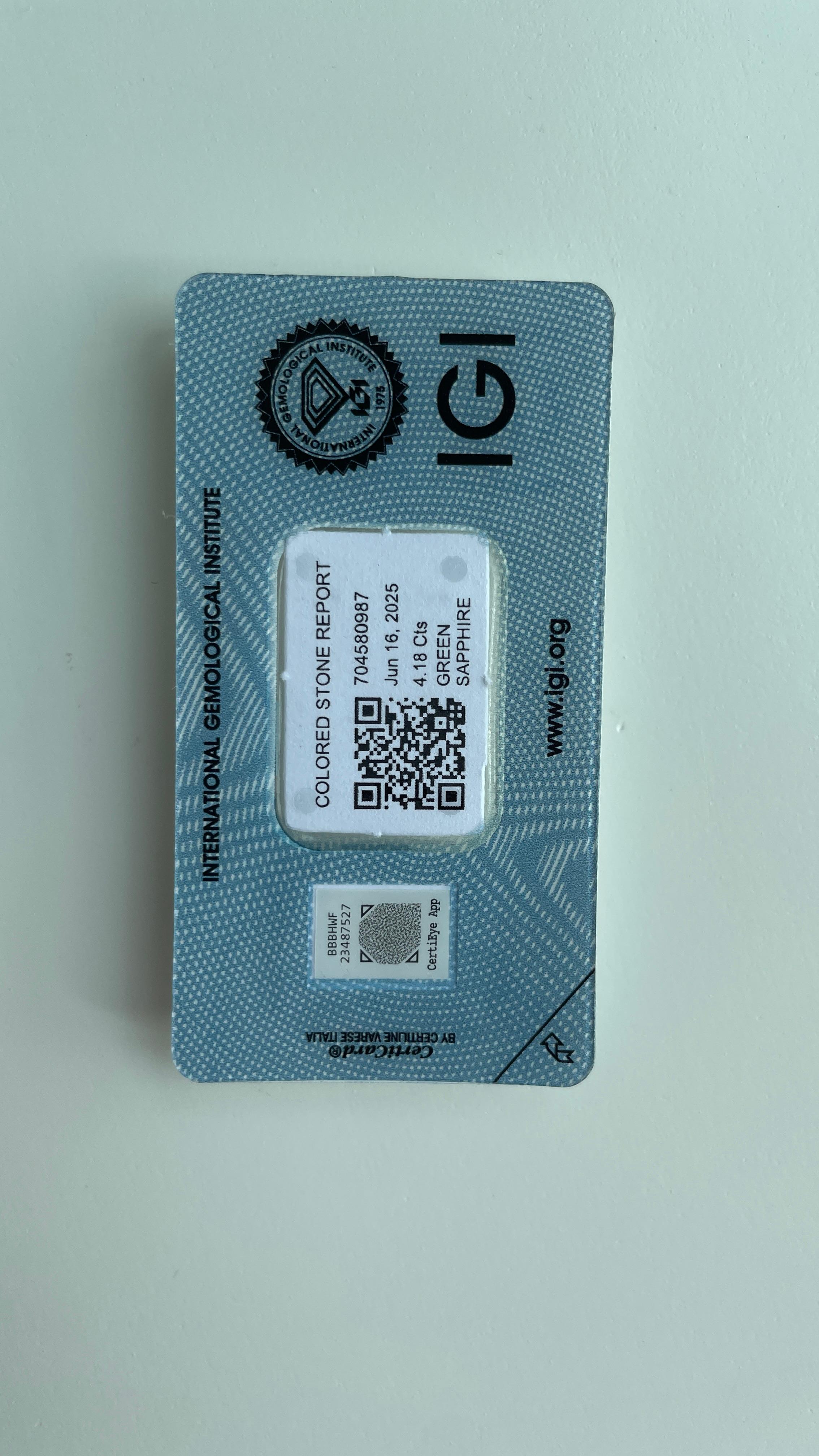 4,18 Karat Natürlicher Unerhitzter Saphir (9,52-9,62x6,39 mm)- IGI zertifiziert für Damen oder Herren im Angebot