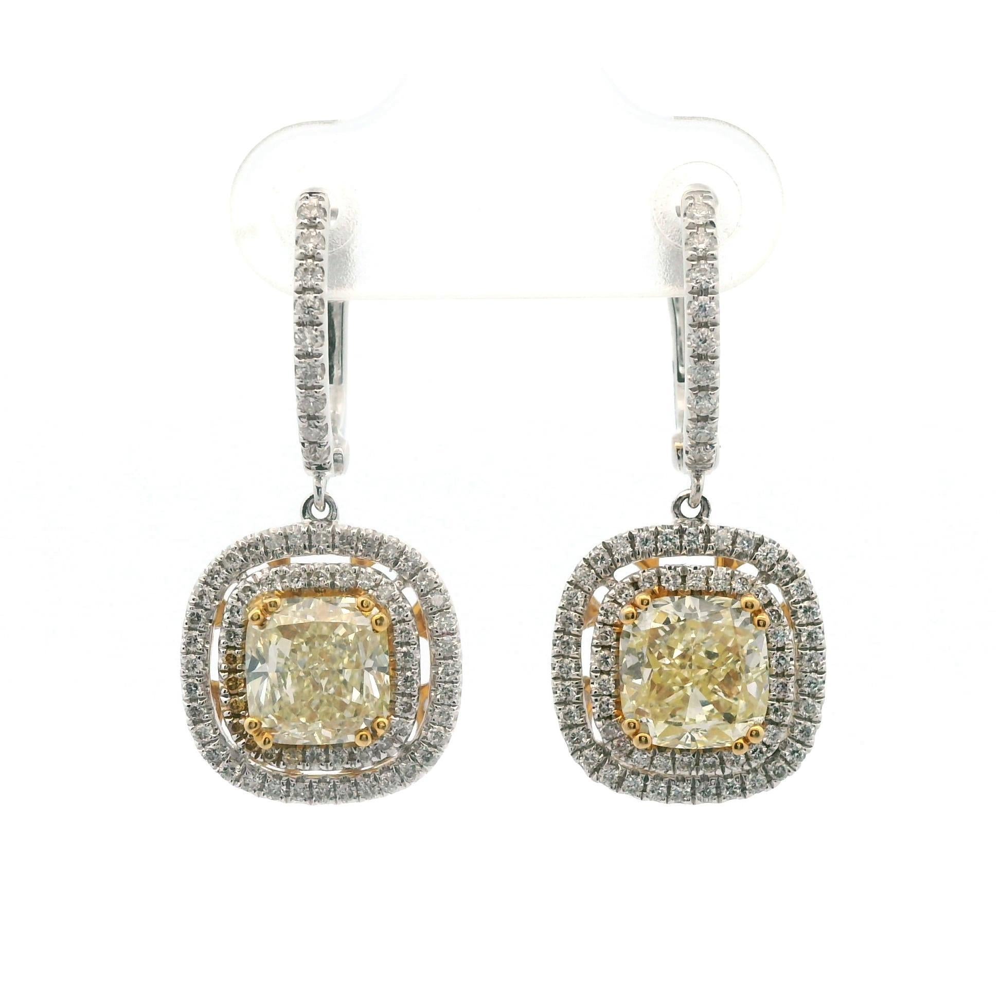 Splendidi orecchini pendenti con diamante giallo naturale e doppio diamante aureolato, certificati EGL.
4,18 carati di peso totale di diamanti.
2 diamanti taglio cuscino, 3,57 carati. Colore giallo Fancy certificato EGL e purezza VVS2. Completano il