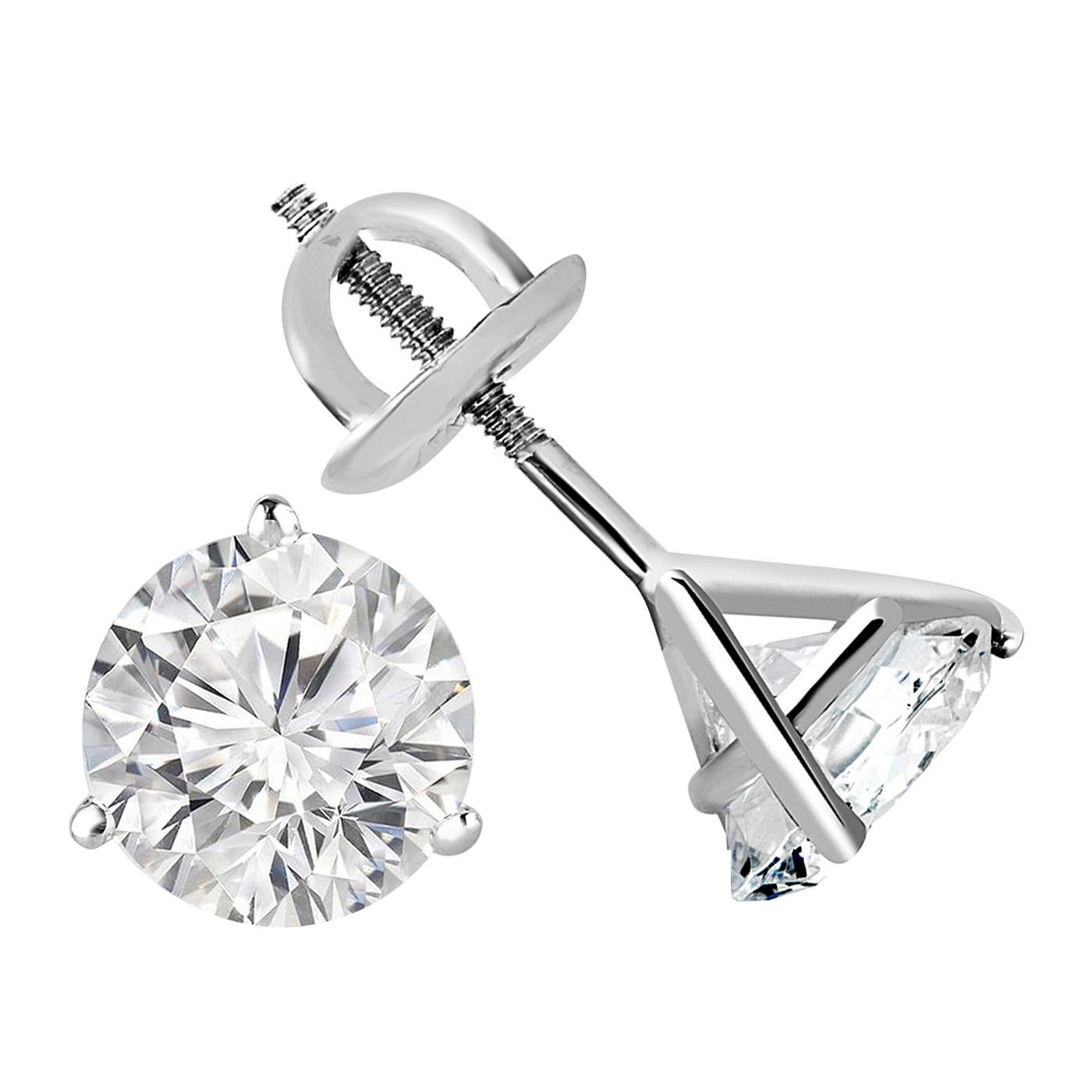 Questi orecchini a perno Martini a tre punte da 4,19 carati in oro 14K con chiusura a vite sono un orecchino a perno tradizionale. Hanno una forma elegante e danno un tocco di modernità a questo classico stile di borchie con diamante. Queste borchie