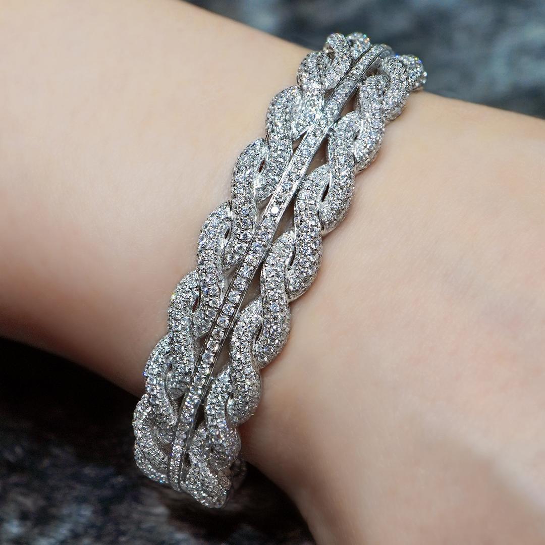 da uomo o donna 4,19 carati di diamante bianco F Color Vs Clarity 18K Waves Of Ocean Bangle in vendita