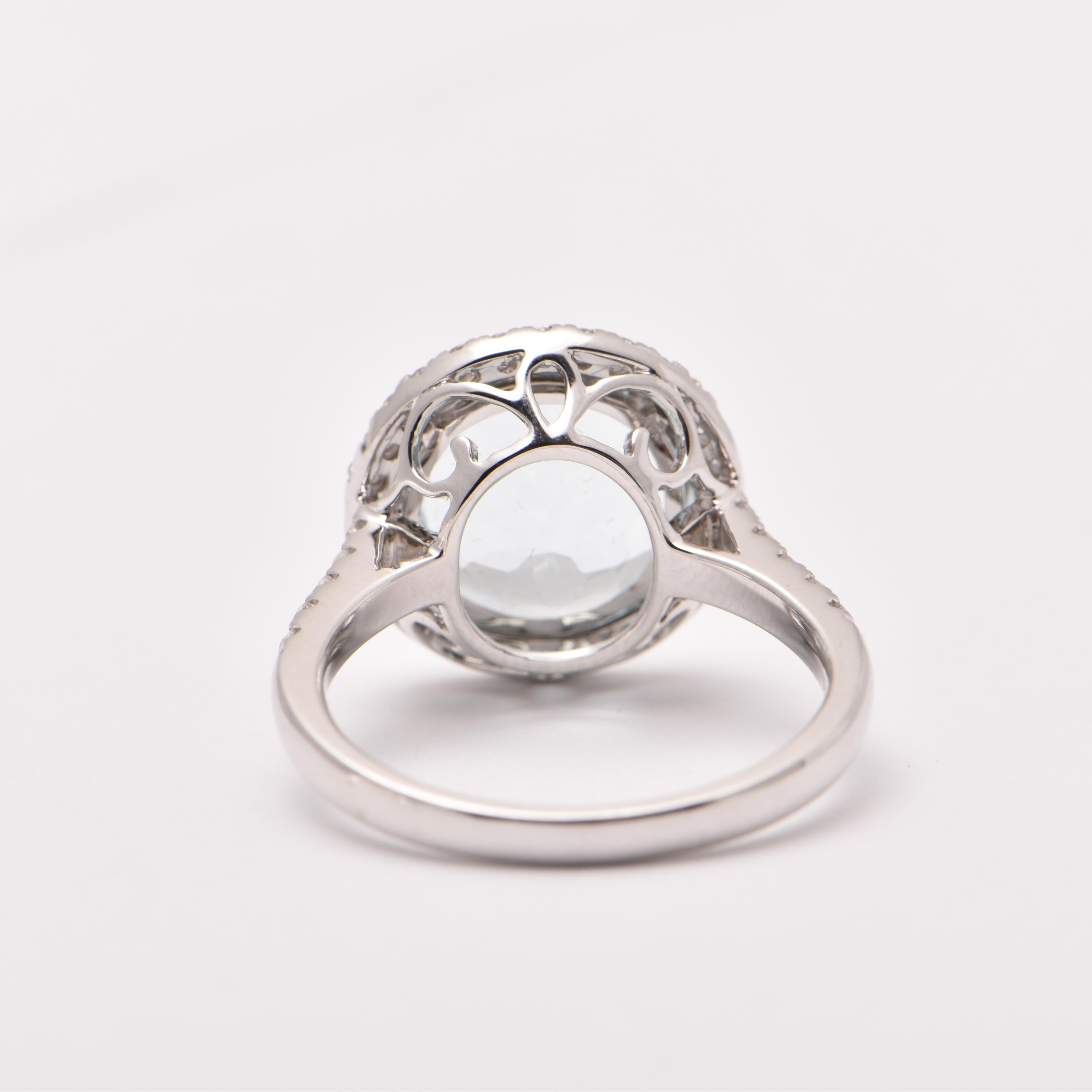 Round Cut 4.19 Carat Aquamarine and Diamond Ring in 18 Carat White Gold For Sale
