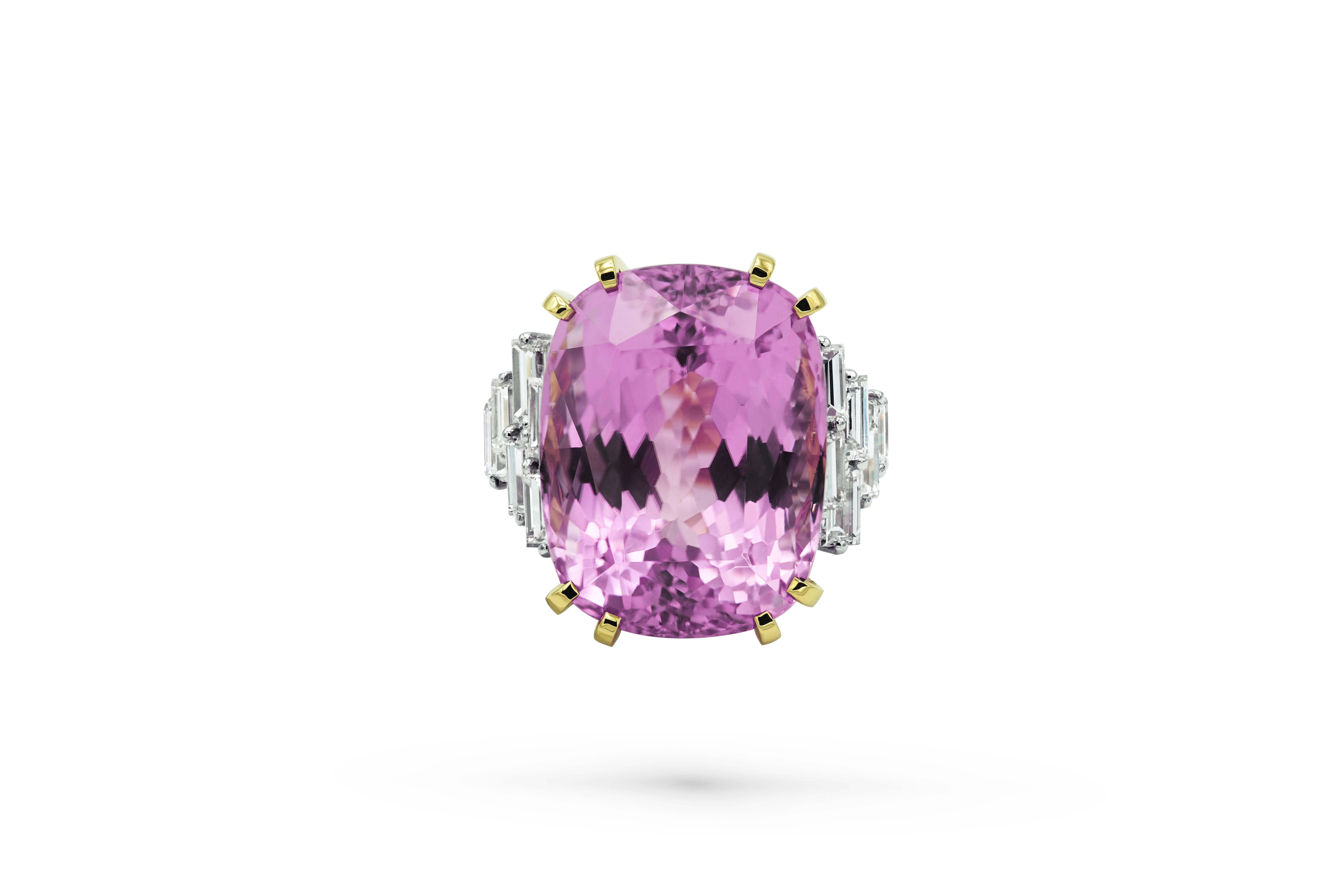 Beautiful Yellow gold ring set with 6 diamonds (total carats 2,87 cts) and an important Kunzite of 41,83 carats. 
(18,7 grs)