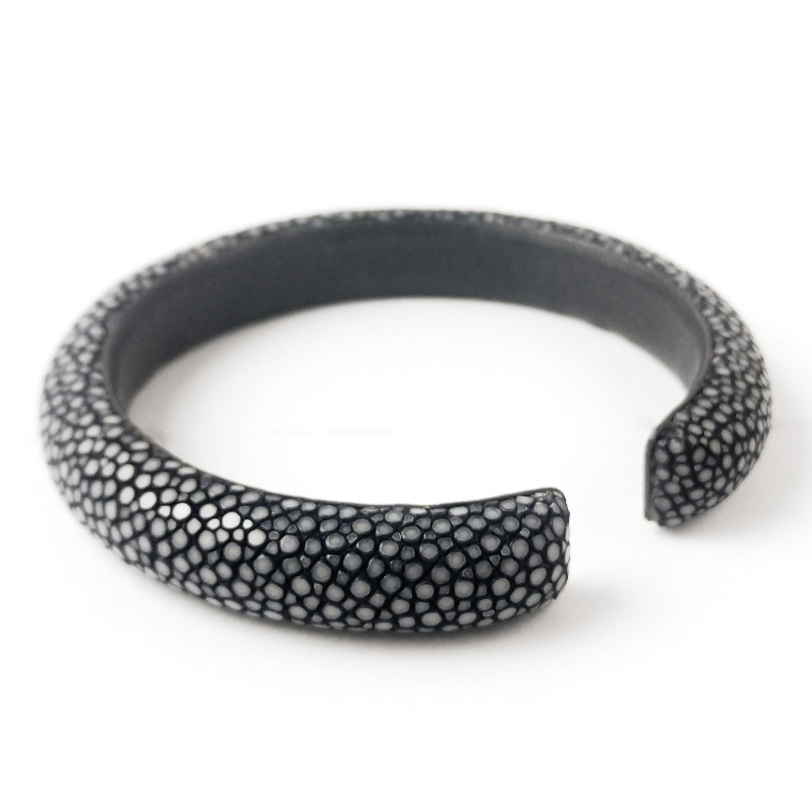 Round Cut .41 Carat Diamond Pave in 14 Karat Gold and Dark Grey Stingray Leather Bangle For Sale