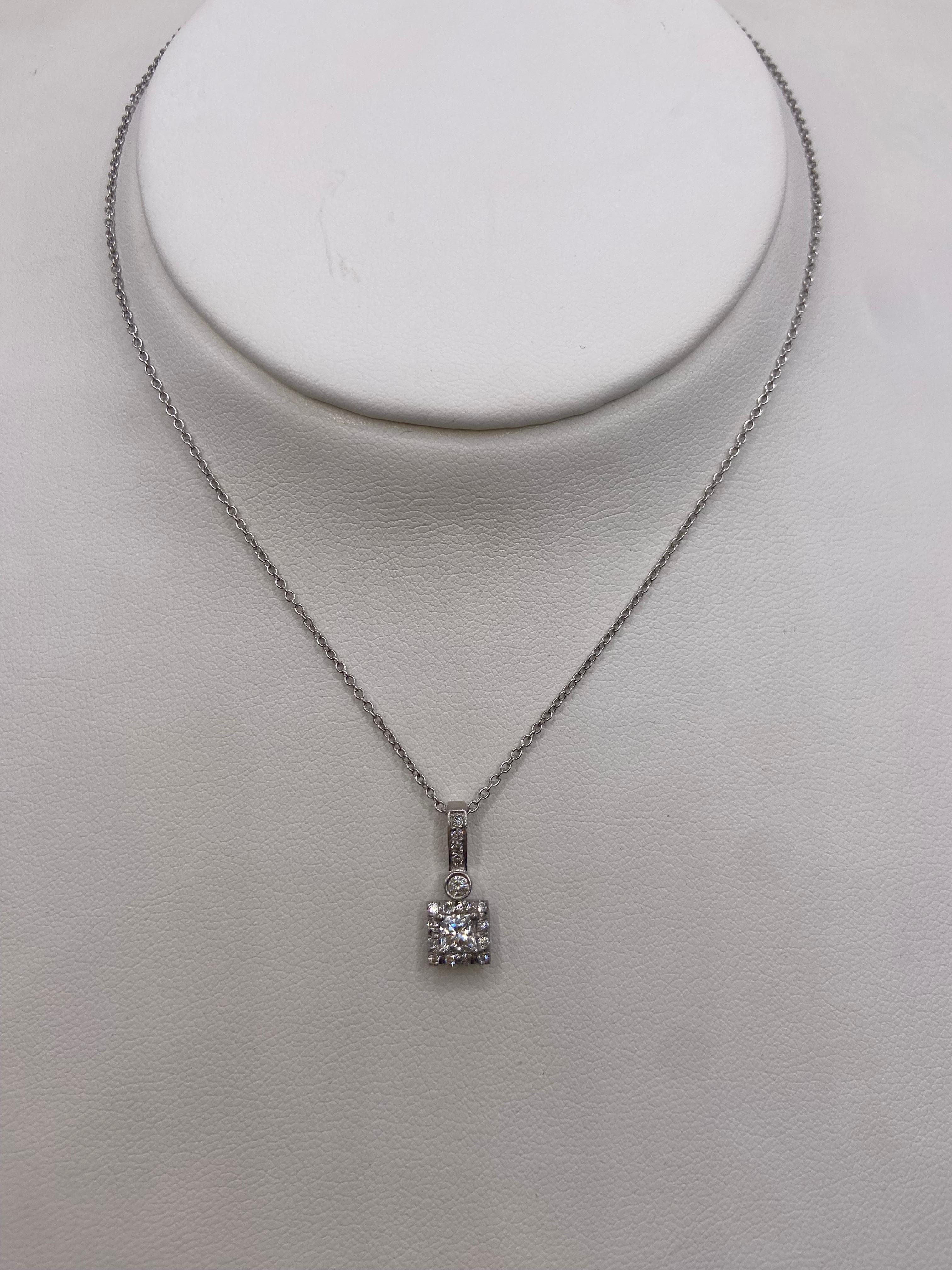 Pendentif en or blanc 18KT avec diamant taille Princesse de 0,41ct Unisexe en vente