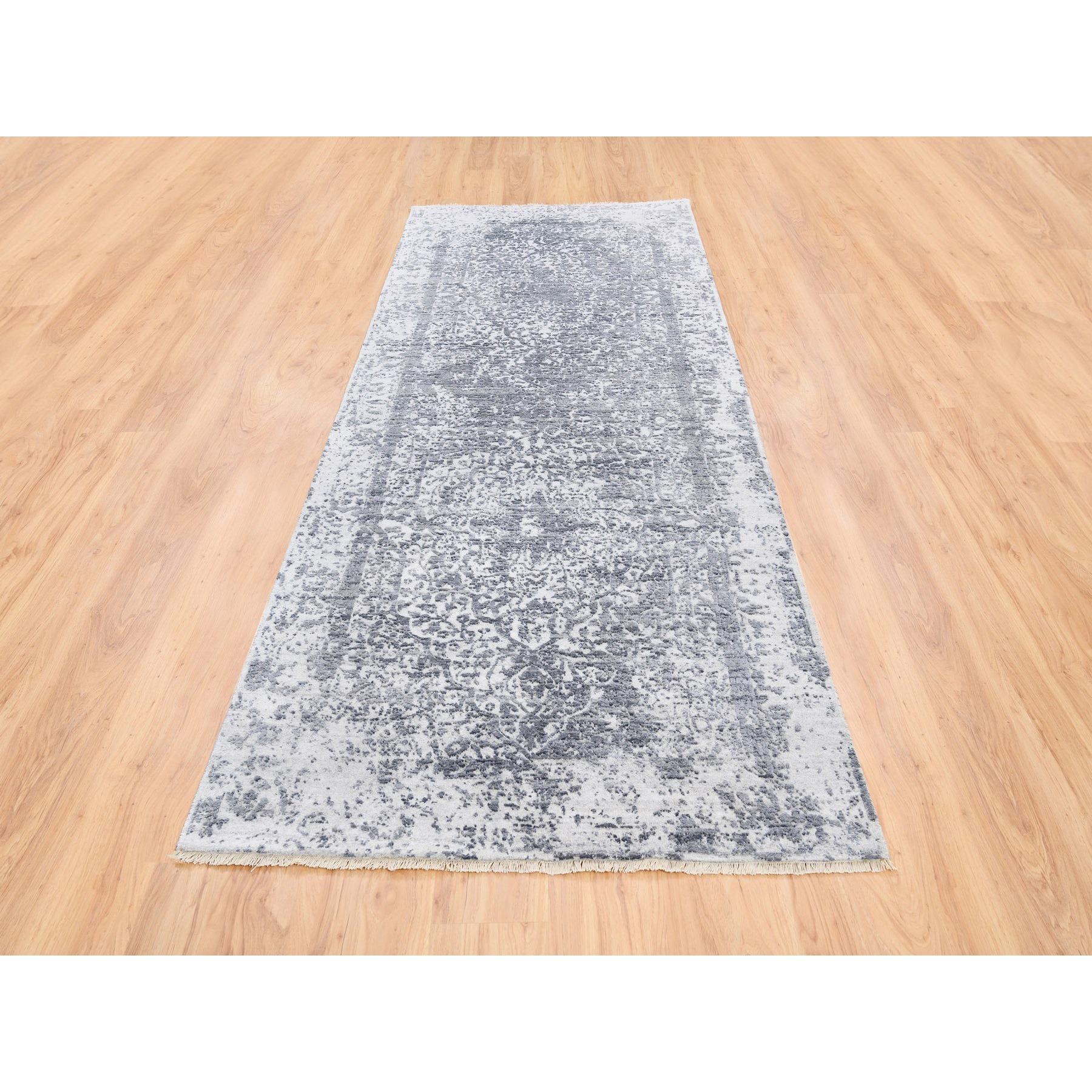 Dies ist eine wirklich echte one-of-a-kind Broken Persian Design Wolle und reine Seide grau handgeknüpft Oriental Wide Gallery Runner Rug. Es wurde monatelang in der jahrhundertealten persischen Webtechnik von erfahrenen Handwerkern