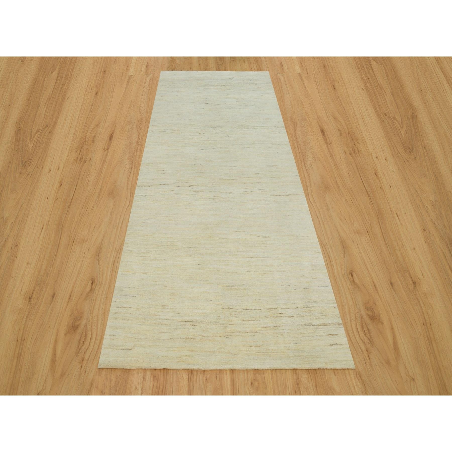 Ésta es una auténtica alfombra oriental Lori Buft Gabbeh de diseño liso, anudada a mano, de pura lana. Ha sido anudada durante meses y meses con técnicas artesanales de tejido centenarias por expertos artesanos.
Materiales primarios: Lana
Látex: Sin