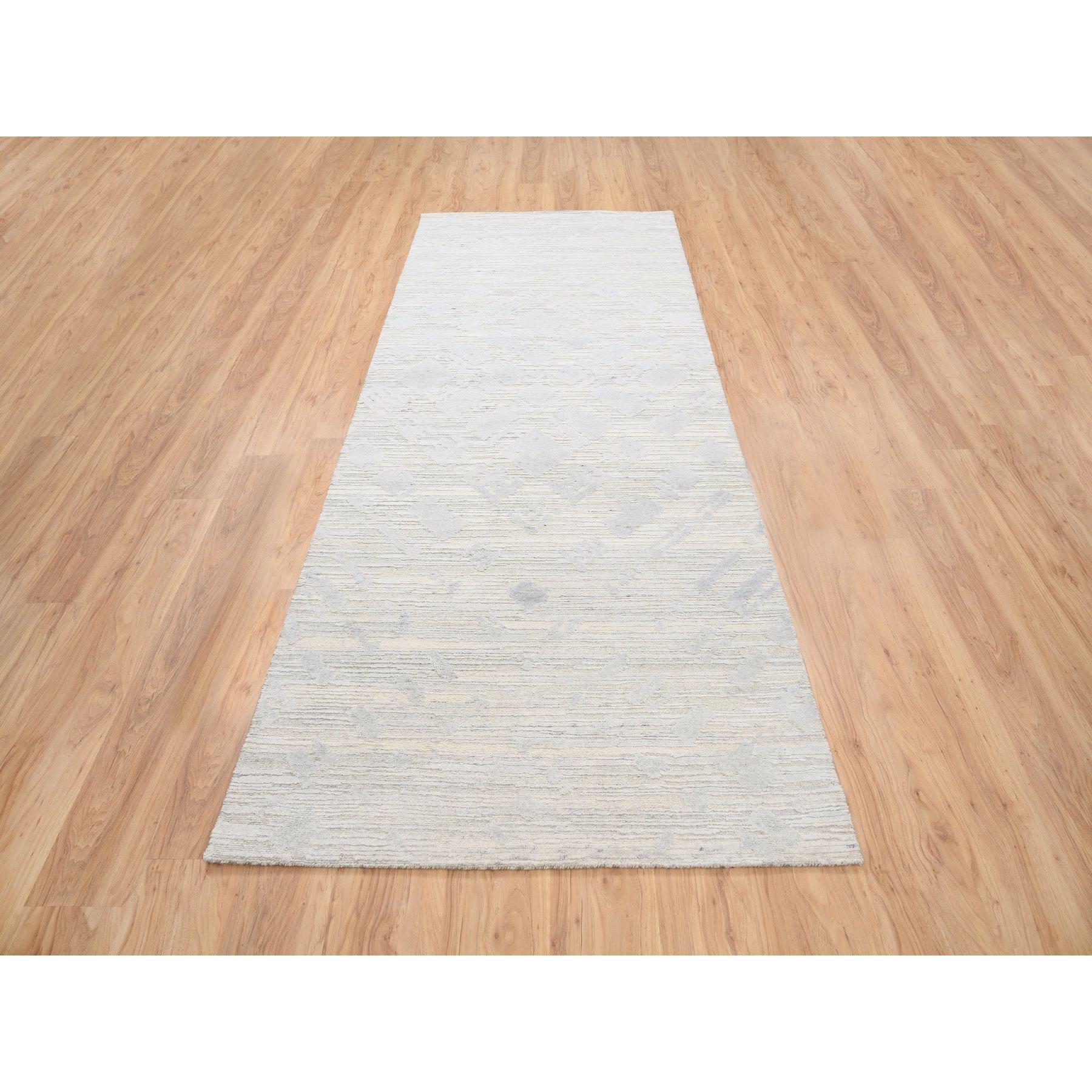 Dies ist eine wirklich echte one-of-a-kind Modern Design Hand Spun Undyed Natural Wool Hand Knotted Ivory Oriental Wide Runner Rug. Es wurde monatelang von erfahrenen Kunsthandwerkern in jahrhundertealten Webtechniken geknüpft.
Primäre MATERIALIEN: