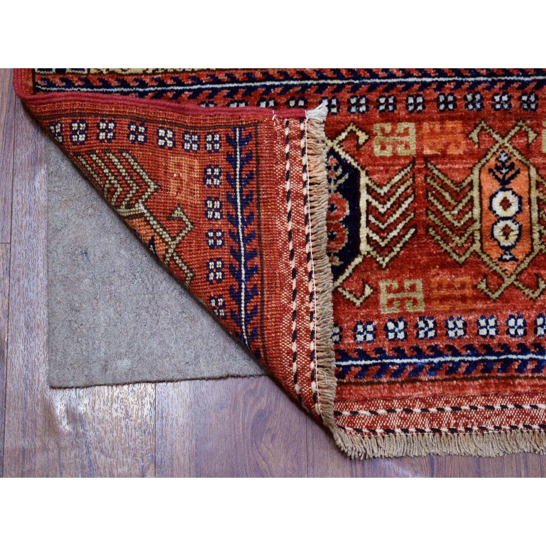 Il s'agit d'un véritable tapis d'Orient à larges coulisses, noué à la main, en laine douce et veloutée, de couleur rouge foncé, de type Afghan Ersari avec un motif Hutchlu Parda. Il a été noué pendant des mois et des mois selon les techniques