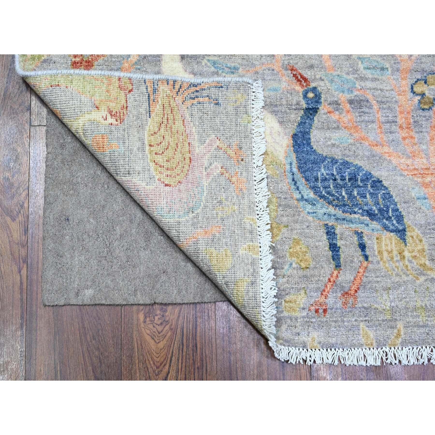 Il s'agit d'un véritable tapis d'Orient afghan Peshawar à motifs d'oiseaux de paradis, noué à la main, en pure laine. Il a été noué pendant des mois et des mois selon des techniques de tissage séculaires par des artisans experts.
Matières premières