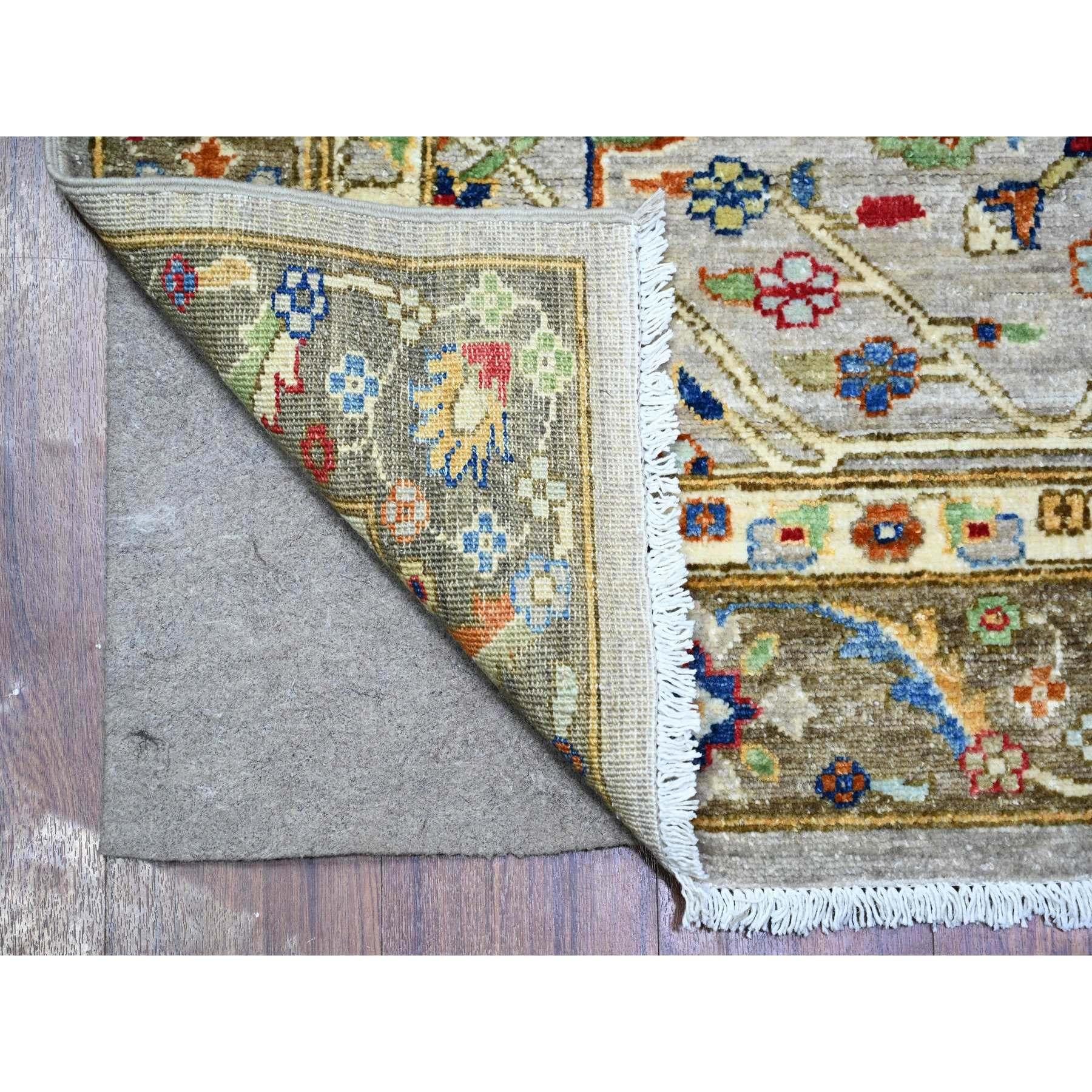 Gainsboro Grau, Feine Aryana Pflanzliche Farbstoffe, Lebendige Wolle, Heriz All Over Design, Breiter Läufer Orientteppich
Primäre MATERIALIEN: Wolle
Latex: Kein Flor 
Höhe: 0,25 Zoll
Stil: Transitional
Grundfarbe: Grau
Sekundäre Farben: Grün, Blau,