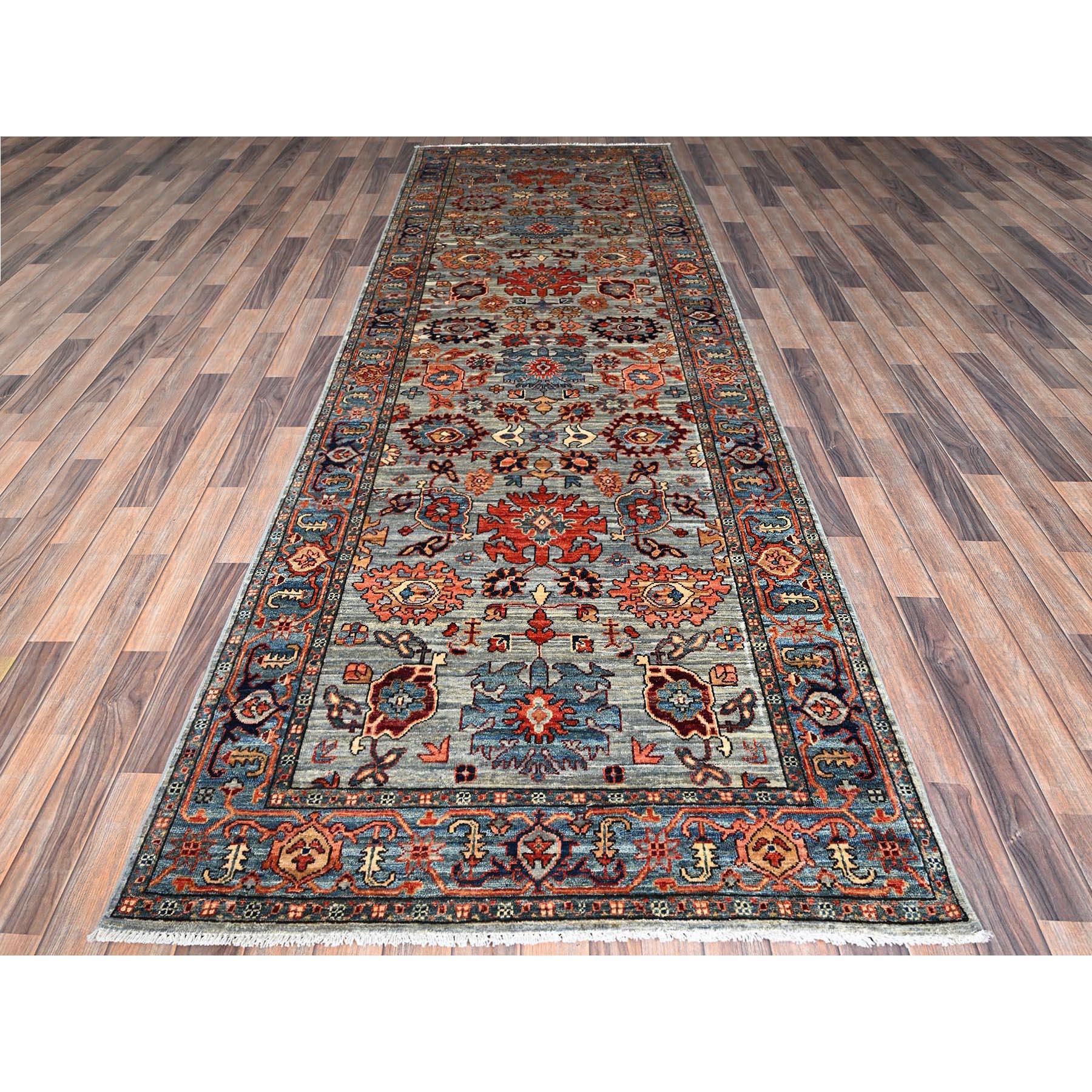 Agate Gray, Heriz All Over Design, Aryana Collection, Vegetable Dyes, Hand Knotted, Soft Pile, High Mountain Wool, Densely Woven, Wide Runner, Oriental Rug
Matières premières : Laine
Latex : Pas de poils 
hauteur : 0,25 pouces
Style :