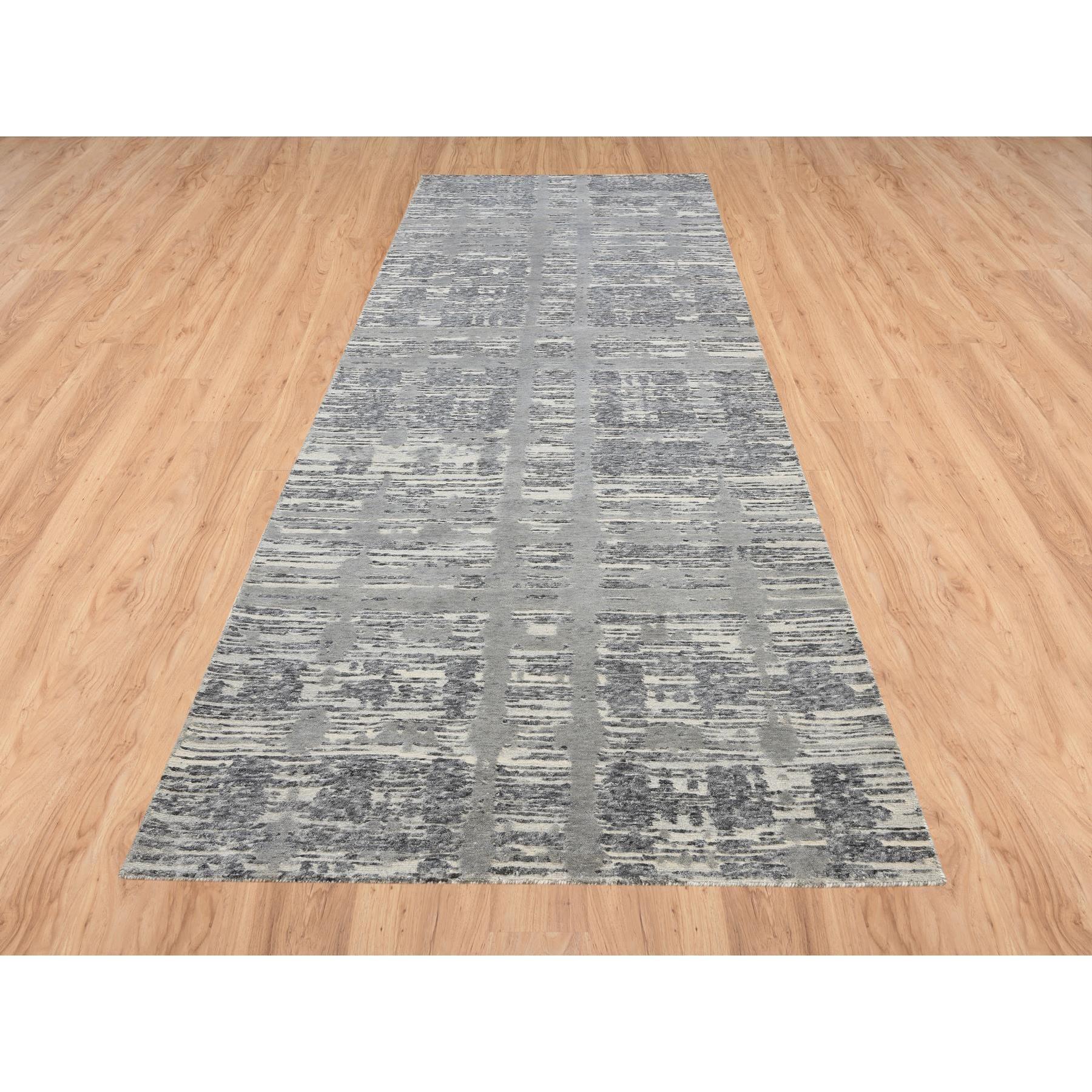 Dies ist eine wirklich echte one-of-a-kind Light Gray Hand Spun Undyed Natural Wool Modern Criss Cross Erased Design Hand geknüpft Wide Runner Oriental Rug. Es wurde monatelang in jahrhundertealten Webtechniken von Experten geknüpft.
Primäre