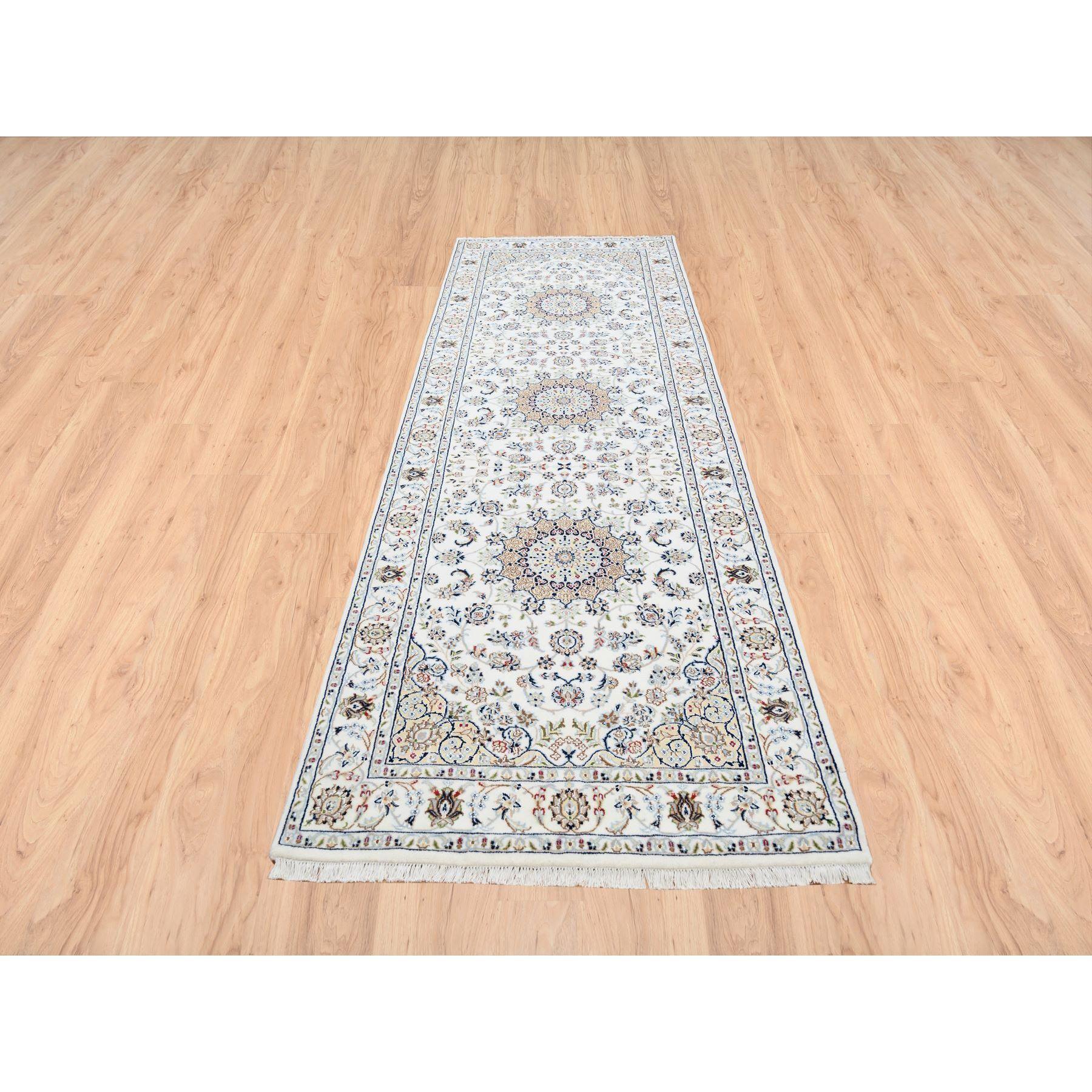 Dies ist eine wirklich echte one-of-a-kind Elfenbein Nain mit Medaillon und Blumen-Design 250 KPSI Wolle handgeknüpft orientalischen breiten Läufer Teppich. Es wurde monatelang von erfahrenen Artis in jahrhundertealten Webtechniken geknüpft.
Primäre