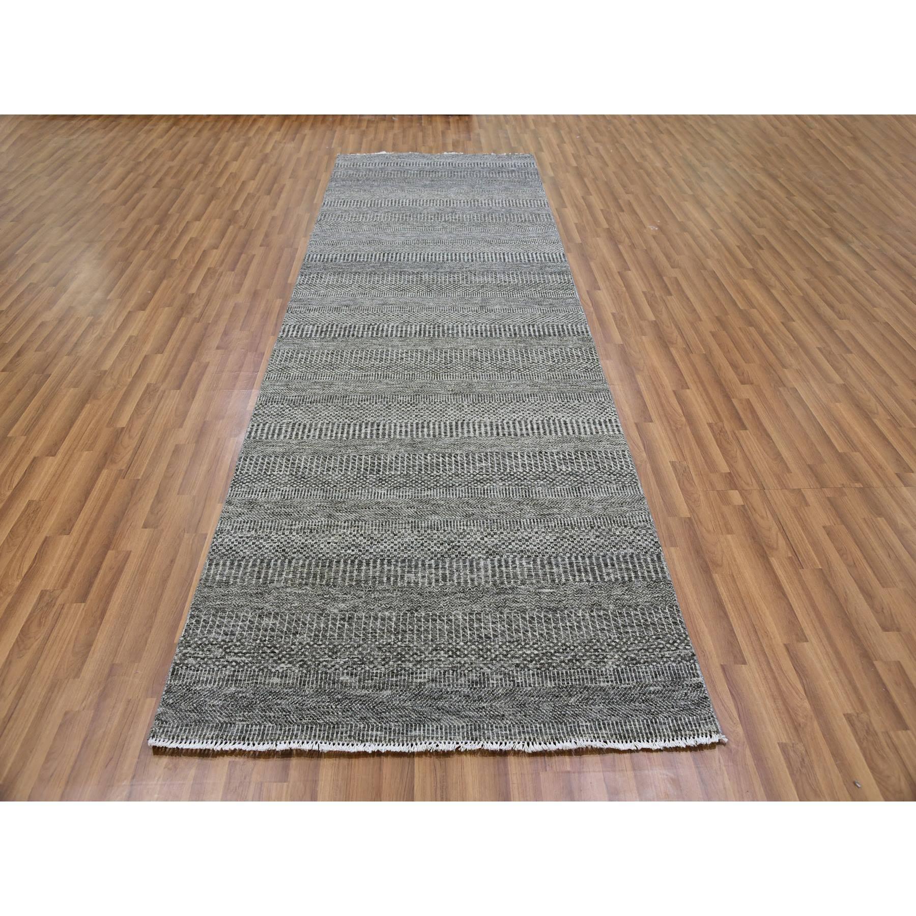 Il s'agit d'un véritable tapis d'Orient non teinté, 100% laine, ton sur ton, au design moderne d'herbe, noué à la main. Il a été noué pendant des mois et des mois par des artisans selon des techniques de tissage séculaires.
Matières premières :