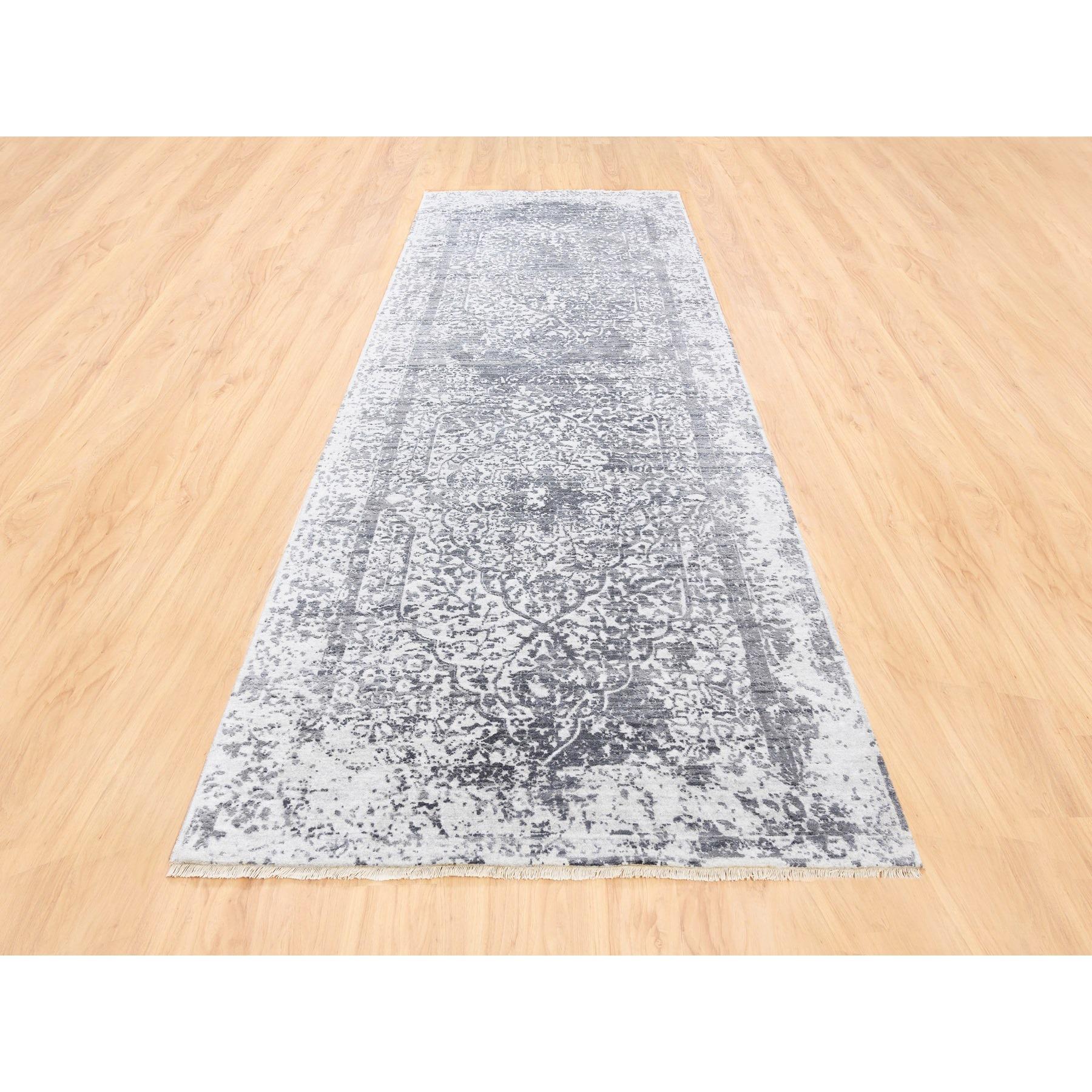 Dies ist eine wirklich echte one-of-a-kind Graue Wolle und reine Seide gebrochenen persischen Design handgeknüpft Oriental Wide Gallery Size Läufer Teppich. Es wurde monatelang von erfahrenen Artis in der jahrhundertealten persischen Webkunst