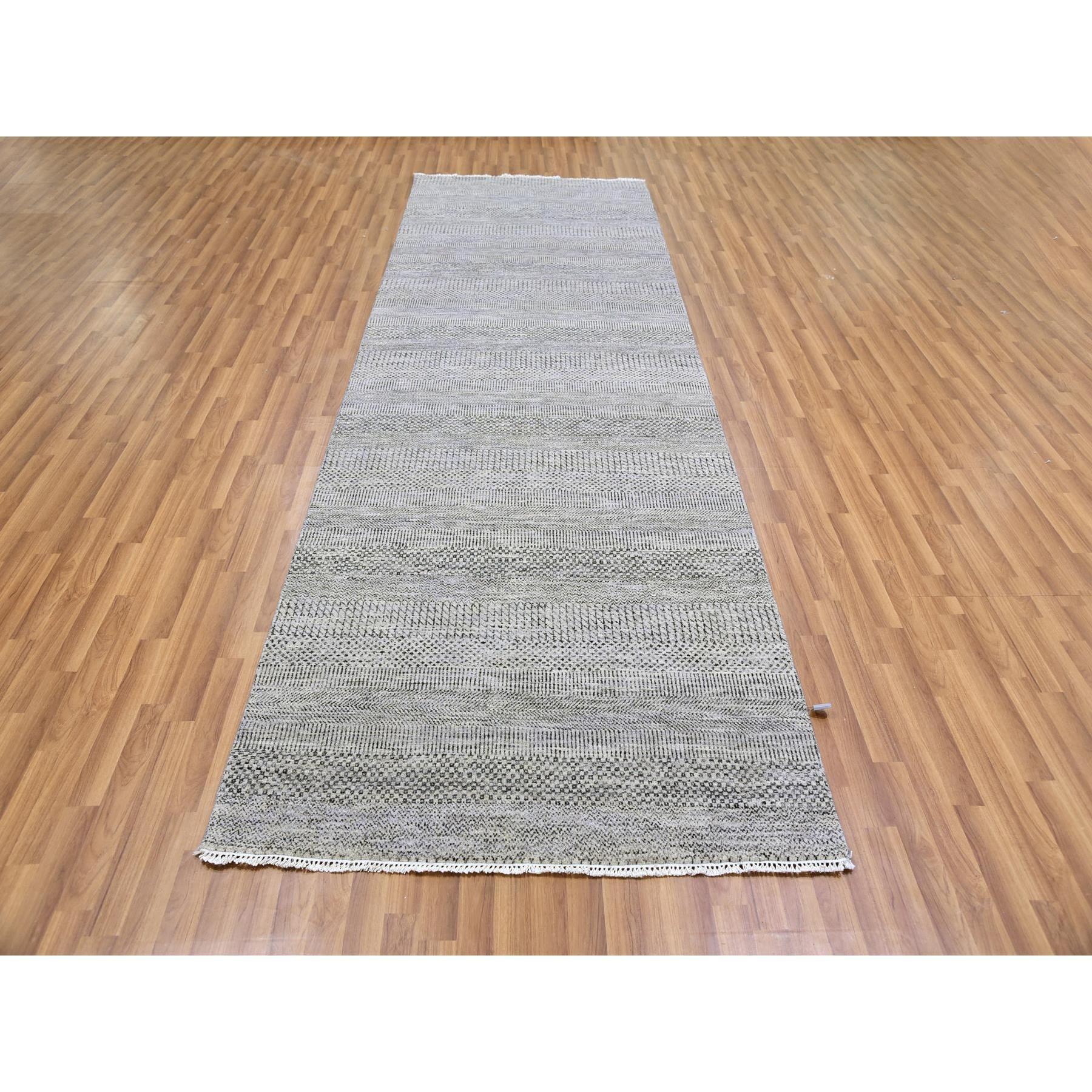 Il s'agit d'un véritable tapis d'Orient non teinté, 100% laine, ton sur ton, au design moderne d'herbe, noué à la main. Il a été noué pendant des mois et des mois par des artisans selon des techniques de tissage séculaires.
Matières premières :