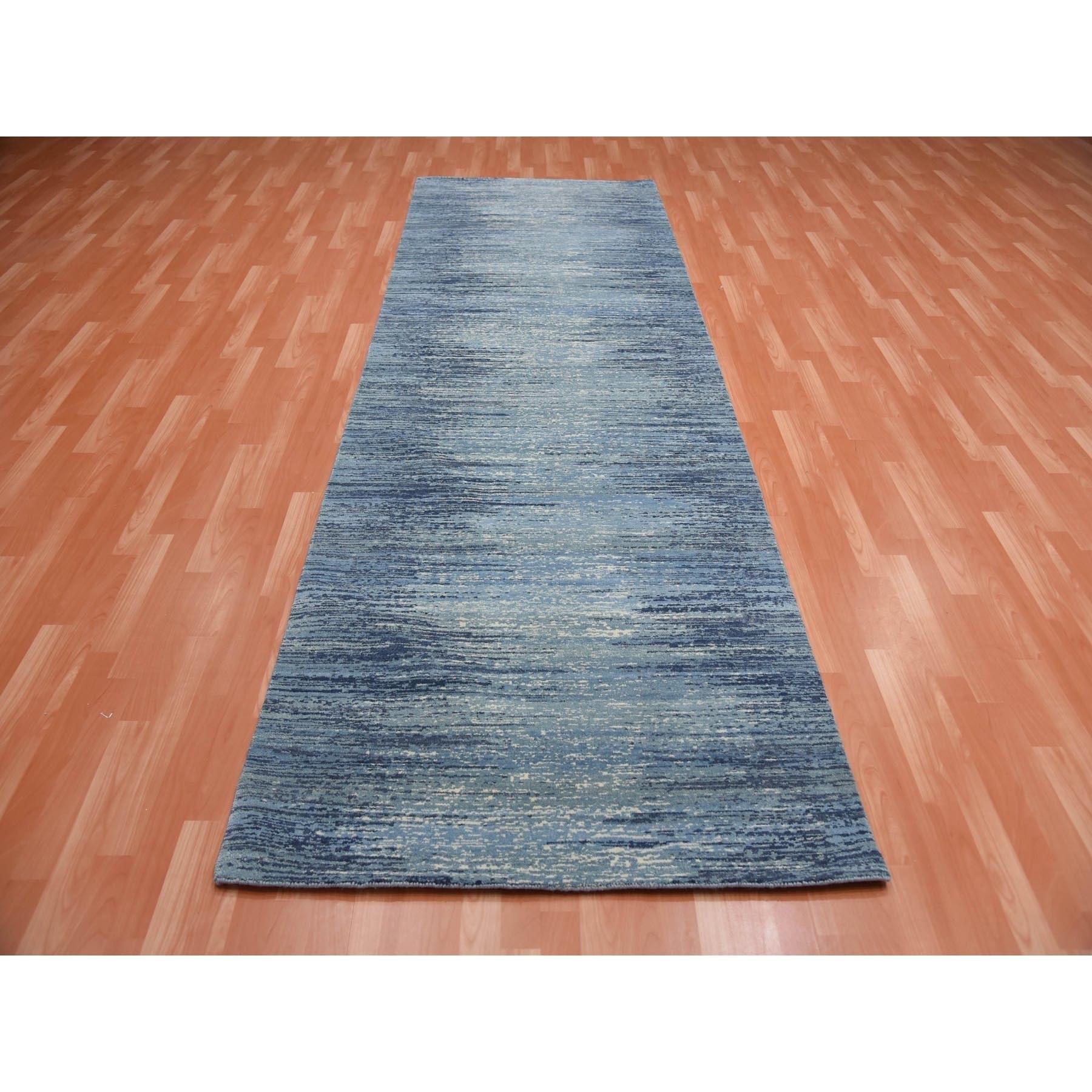 Blau mit einem Hauch von Elfenbein Handgeknüpft Reine Wolle Nur Horizontal Ombre Design Oriental Wide Runner Rug
Primäre MATERIALIEN: Wolle
Latex: Kein Flor 
Höhe: 0,25 Zoll
Stil: Transitional
Grundfarbe: Blau
Sekundärfarben: Elfenbein,