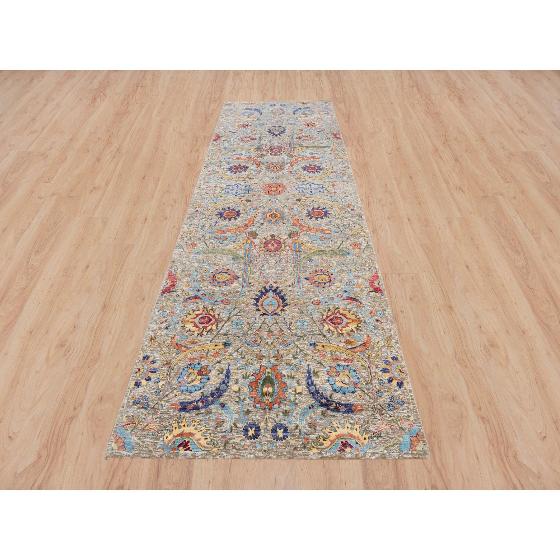 Dies ist eine wirklich echte one-of-a-kind Tan Sichel Blatt Design Seide mit strukturierter Wolle Hand geknüpft orientalischen Läufer Teppich. Es wurde monatelang von erfahrenen Kunsthandwerkern in jahrhundertealten Webtechniken geknüpft.
Primäre