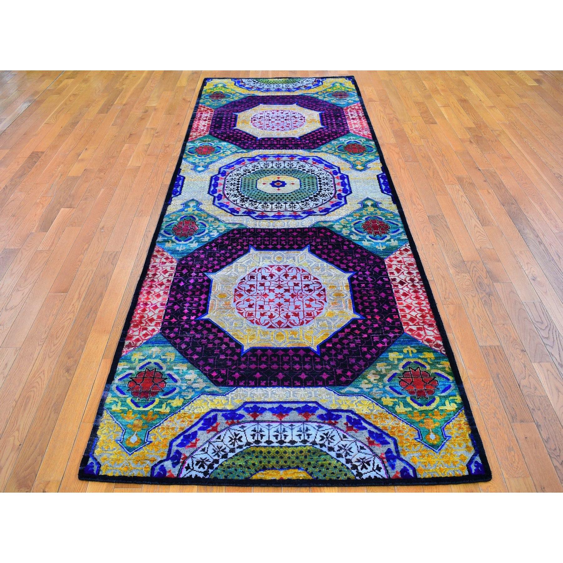 Si tratta di un autentico esemplare unico di Sari di seta con lana testurizzata Mamluke Design Colorful Hand Knotted Runner Oriental Rugs. È stato tessuto per mesi e mesi secondo le secolari tecniche di tessitura persiane da esperti