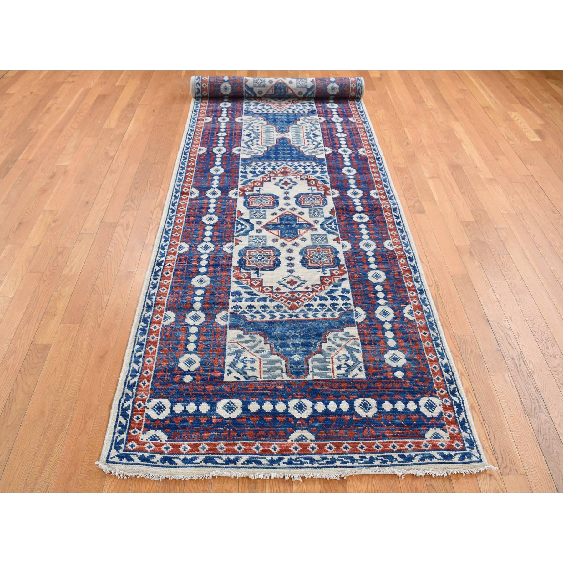Avorio con un mix di blu, Design Mamluke, Tinture vegetali, Lana della Nuova Zelanda filata a mano, Annodato a mano, Orientale, Ampio tappeto runner
Materiali primari: Lana
Lattice: No Pile 
altezza: 0,25 pollici
Stile: Tradizionale
Colore primario: