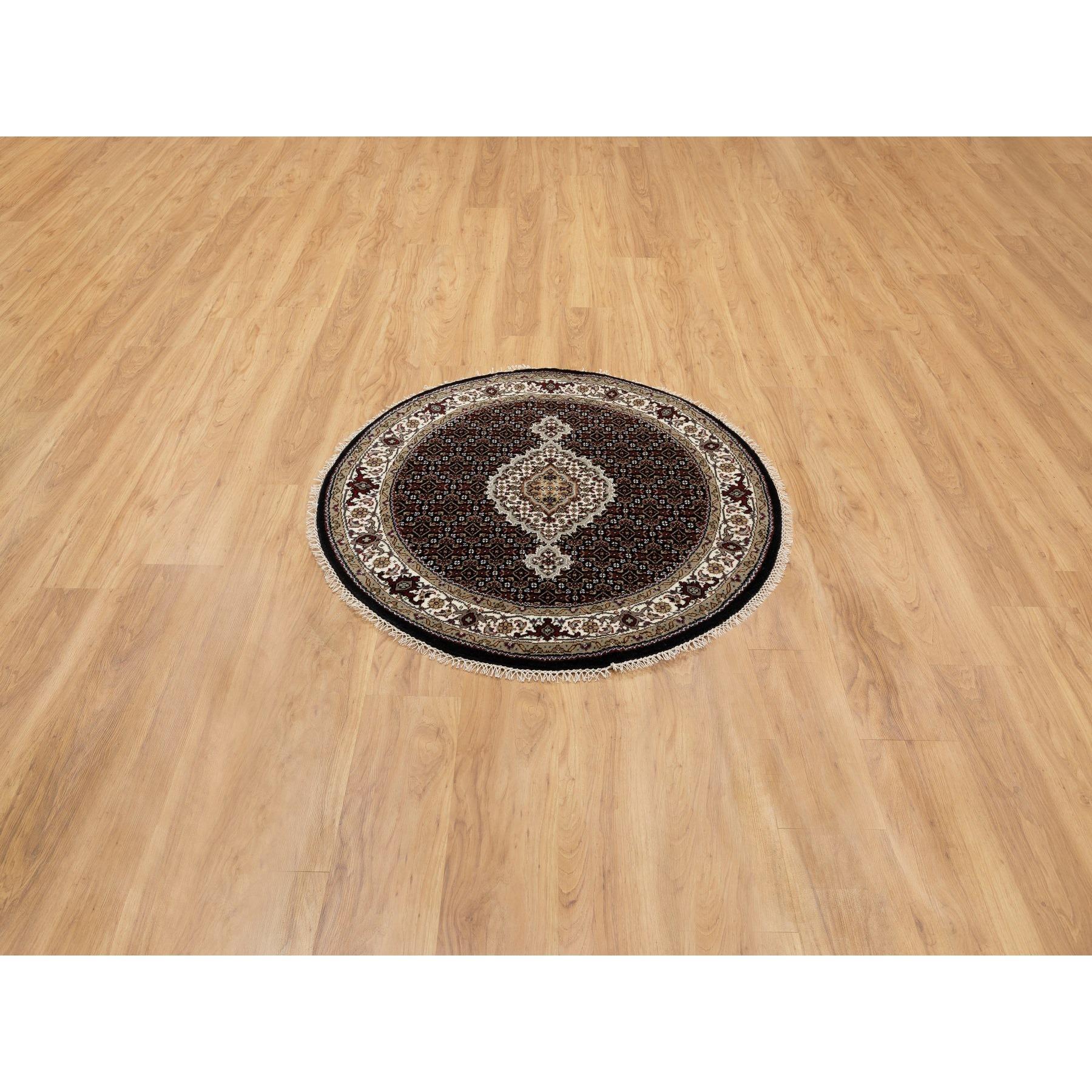 Dies ist eine wirklich echte one-of-a-kind Rich Black, 250 KPSI Wolle Tabriz Mahi mit Fisch-Medaillon-Design, handgeknüpft, Runde Orientteppich. Es wurde monatelang in jahrhundertealten Webtechniken von erfahrenen Künstlern geknüpft.
Primäre