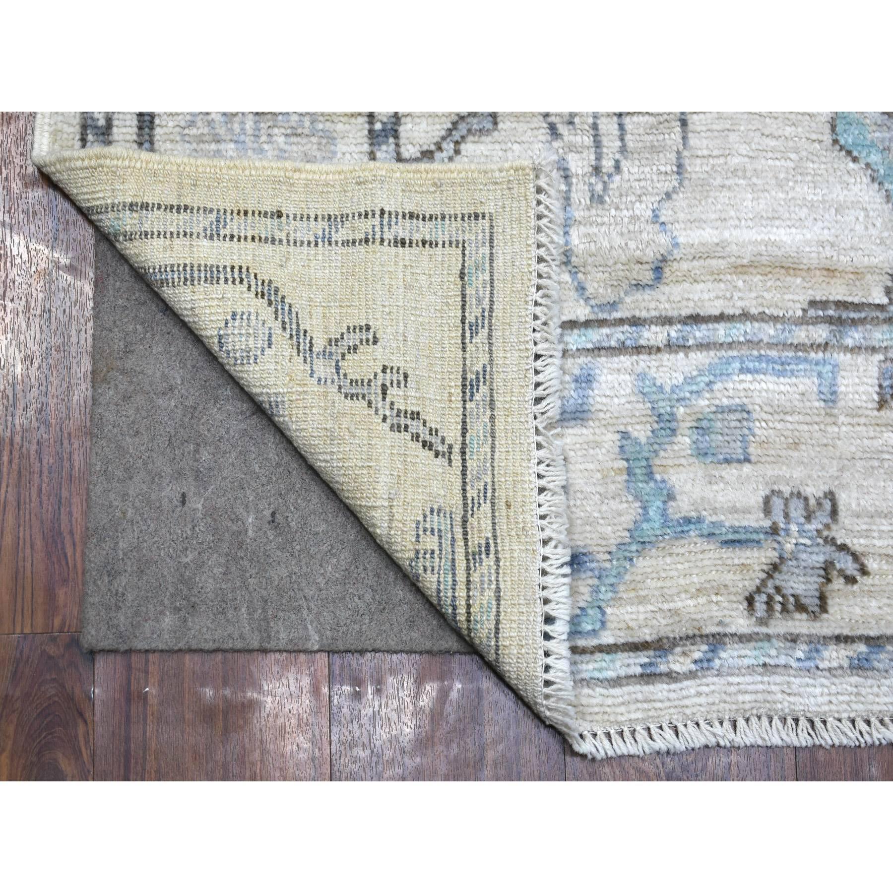 Beige, Afghanischer Angora Oushak mit All Over Design, Handgeknüpft, Reine Wolle, Natürliche Farbstoffe Orientteppich
Primäre MATERIALIEN: Wolle
Latex: Kein Flor 
Höhe: 0,25 Zoll
Stil: Transitional
Grundfarbe: Grau
Sekundäre Farben: Hellblau, Grau,