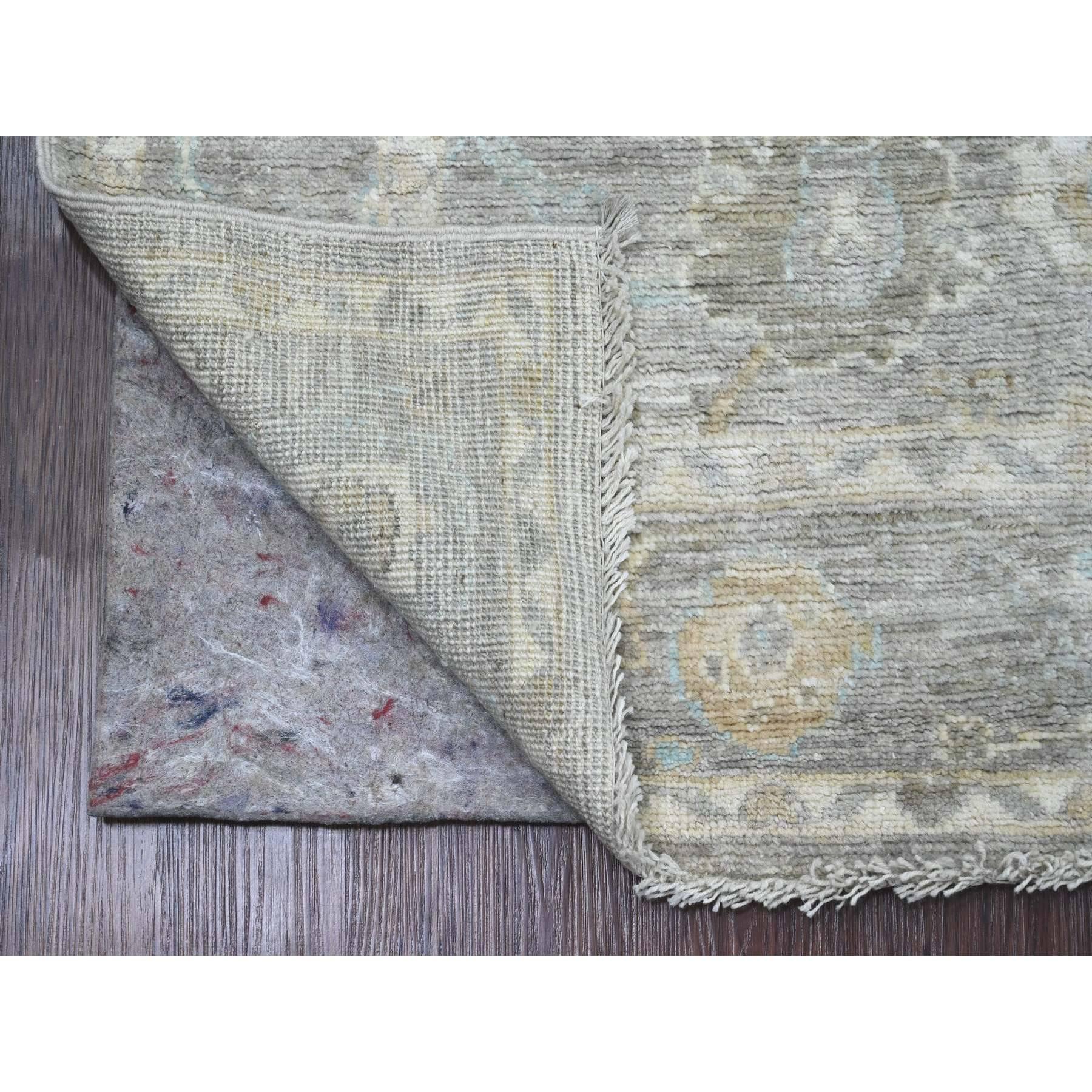 Fossilgrau, Handgeknüpft, Afghanischer Angora Oushak mit All Over Design, Pflanzenfarben, 100% Wolle, Orientteppich
Primäre MATERIALIEN: Wolle
Latex: Kein Flor 
Höhe: 0,25 Zoll
Stil: Transitional
Grundfarbe: Grau
Sekundäre Farben: Braun, Blau,