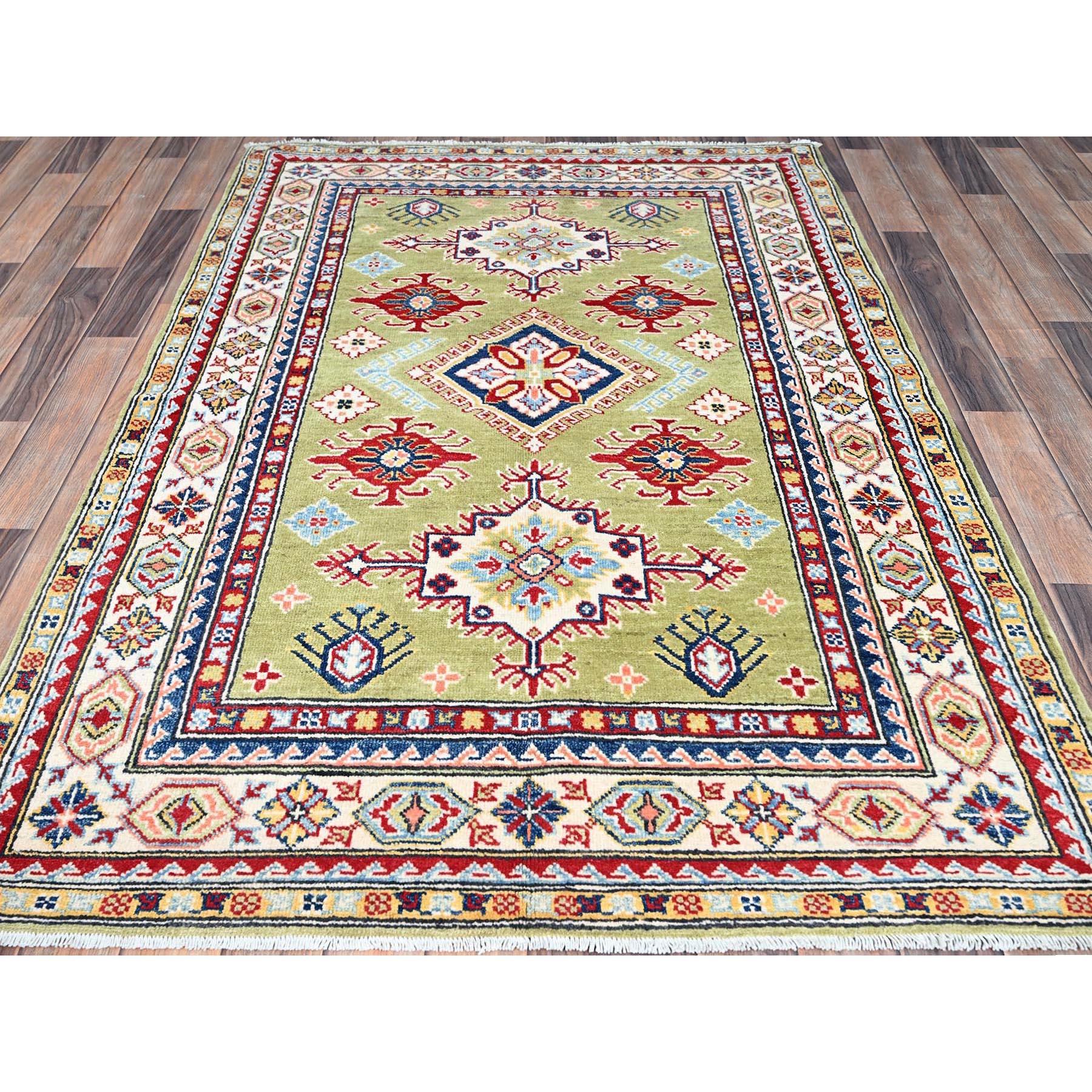 Il s'agit d'un véritable tapis d'Orient Kazak, noué à la main, en pure laine. Il a été noué pendant des mois et des mois selon des techniques de tissage séculaires par des artisans experts.
Matières premières : Laine
Latex : Pas de poils 
hauteur :
