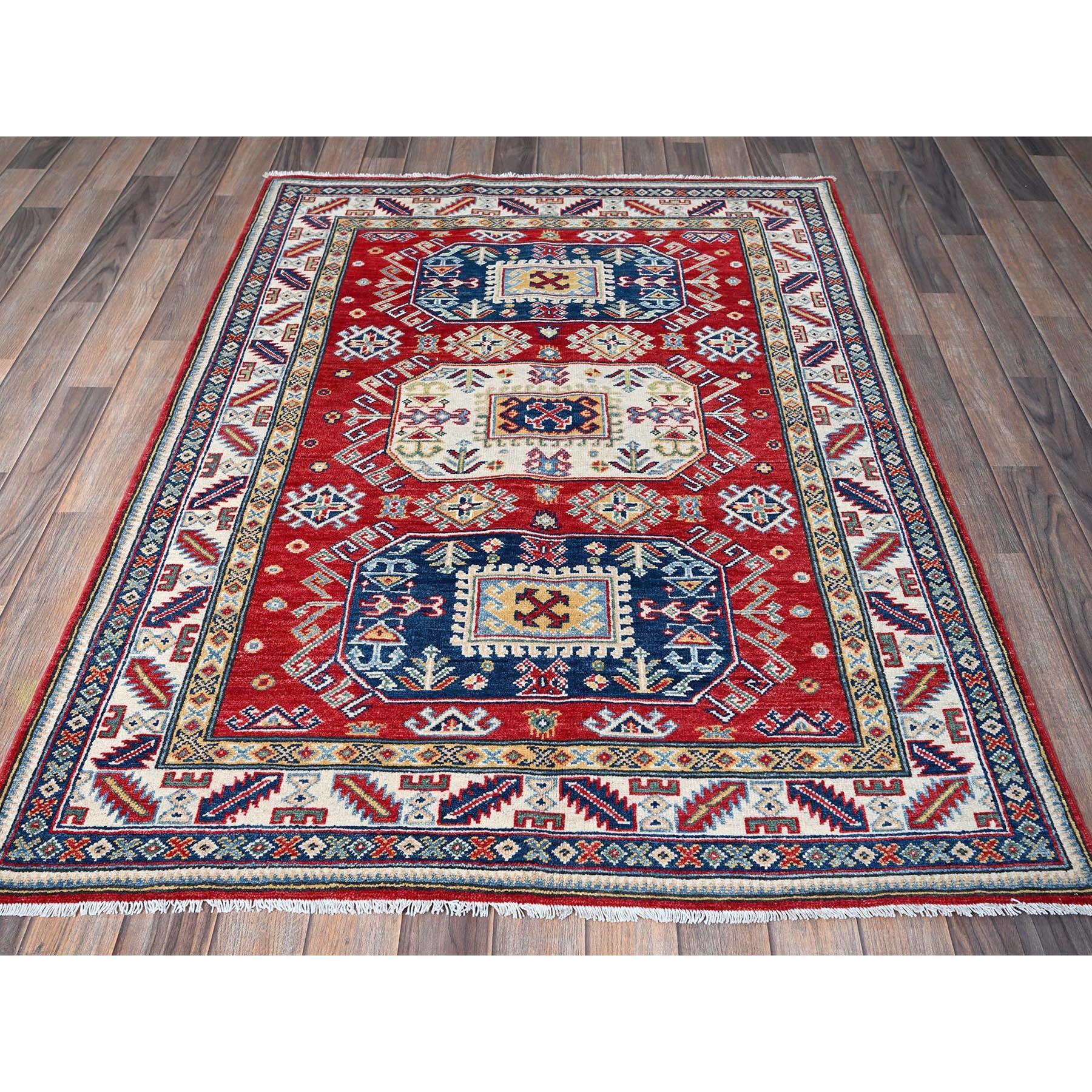 Rouge cramoisi, Kazak avec design géométrique en médaillons, laine douce et brillante, nouée à la main, teintures végétales, tissage plus dense, tapis d'Orient
Matières premières : Laine
Latex : Pas de poils 
hauteur : 0,25 pouces
Style :