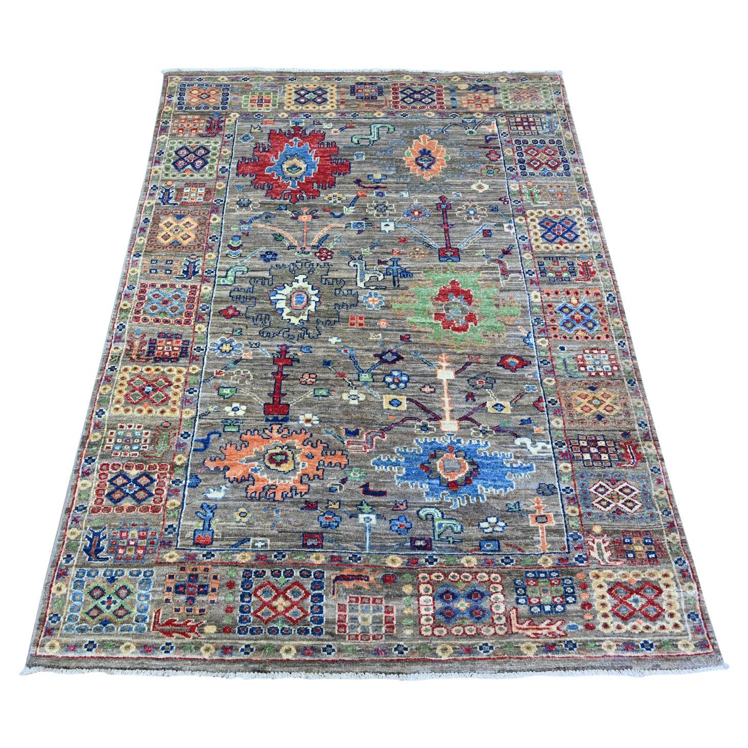 Tapis oriental noué à la main gris glace de la collection Aryana Mahal Design 4'1"x5'7"