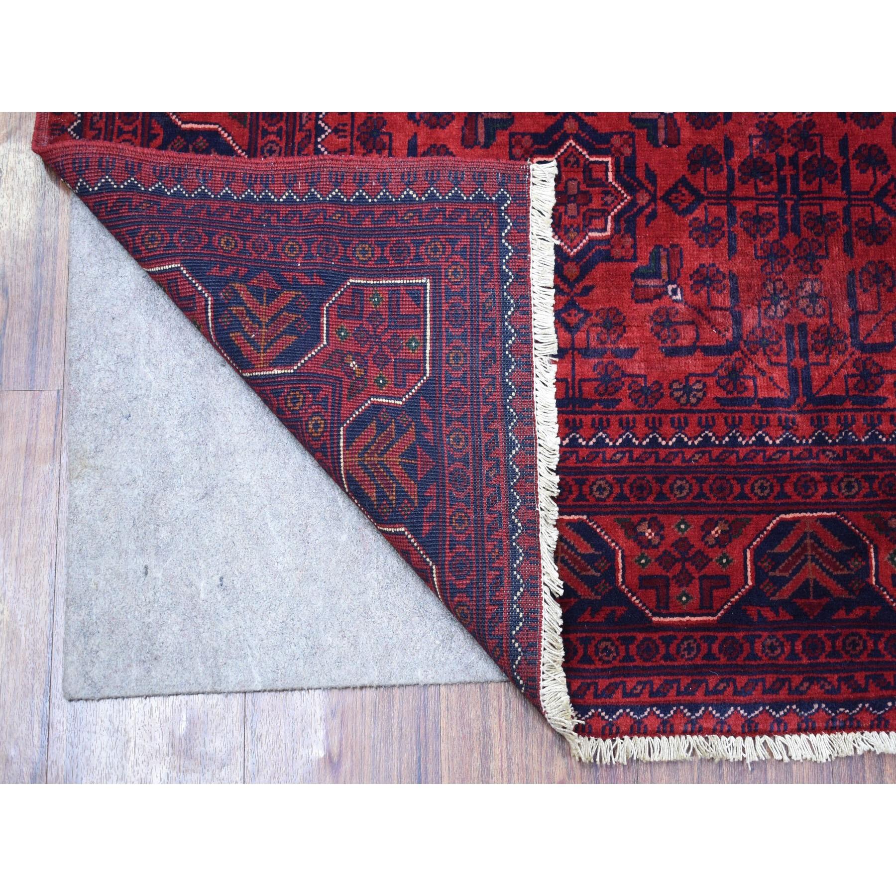 Dies ist eine wirklich echte one-of-a-kind afghanischen Khamyab reine samtige Wolle handgeknüpft tief und gesättigt rot Orientteppich. Es wurde monatelang von erfahrenen Kunsthandwerkern in jahrhundertealten Webtechniken geknüpft.
Primäre