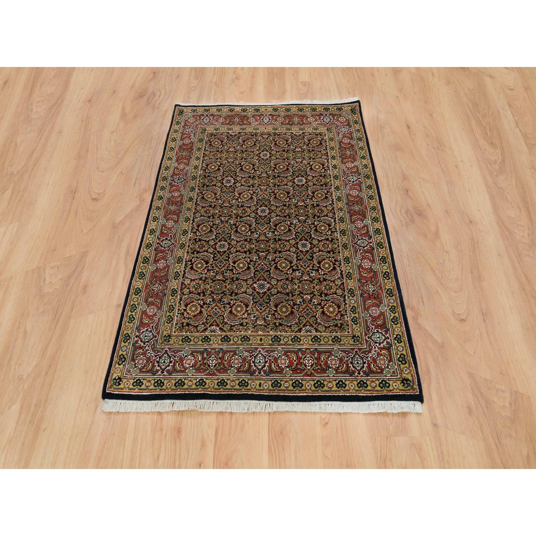 Si tratta di un autentico esemplare unico di Herati con Design/One Fish Mahi, 175 KPSI Wool Hand Knots Rugs Oriental Rugs. È stato annodato per mesi e mesi con tecniche di tessitura secolari da esperti artigiani.
Materiali primari: Lana
Lattice: No