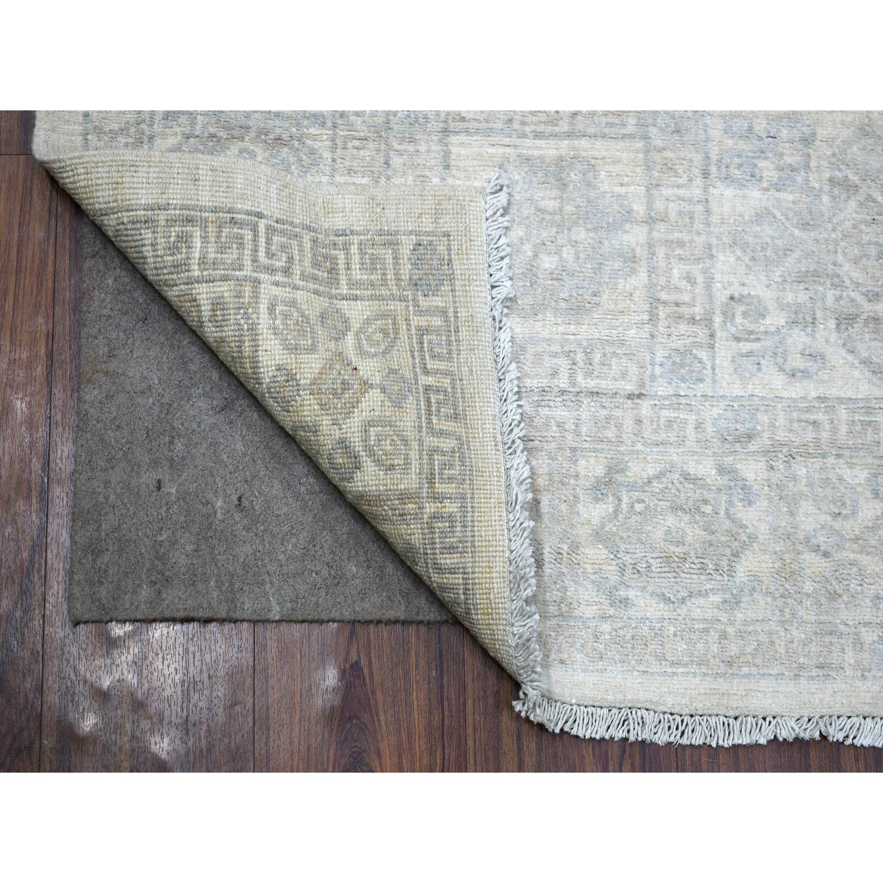 Il s'agit d'un véritable tapis d'Orient en ivoire, White Wash Peshawar avec motifs, laine douce teintée à la main. Il a été noué pendant des mois et des mois selon des techniques de tissage séculaires par des artisans experts.
Matières premières :