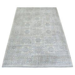 4'1 "x5'9" Ivory White Wash Peshawar with Motifs Tapis en laine douce noué à la main